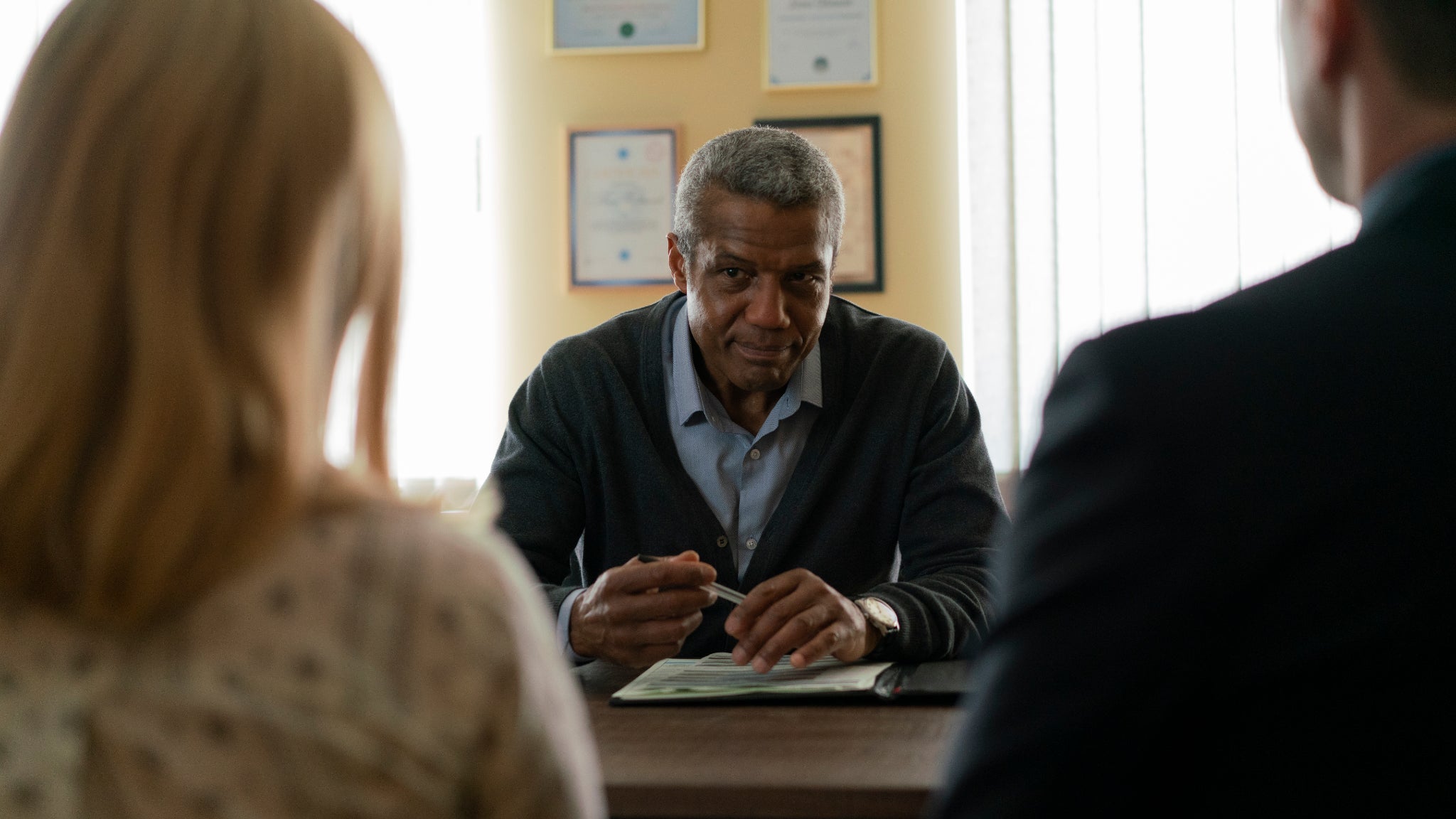 Docteur Oduwale, psychiatre aux deux visages dans la série Absentia.