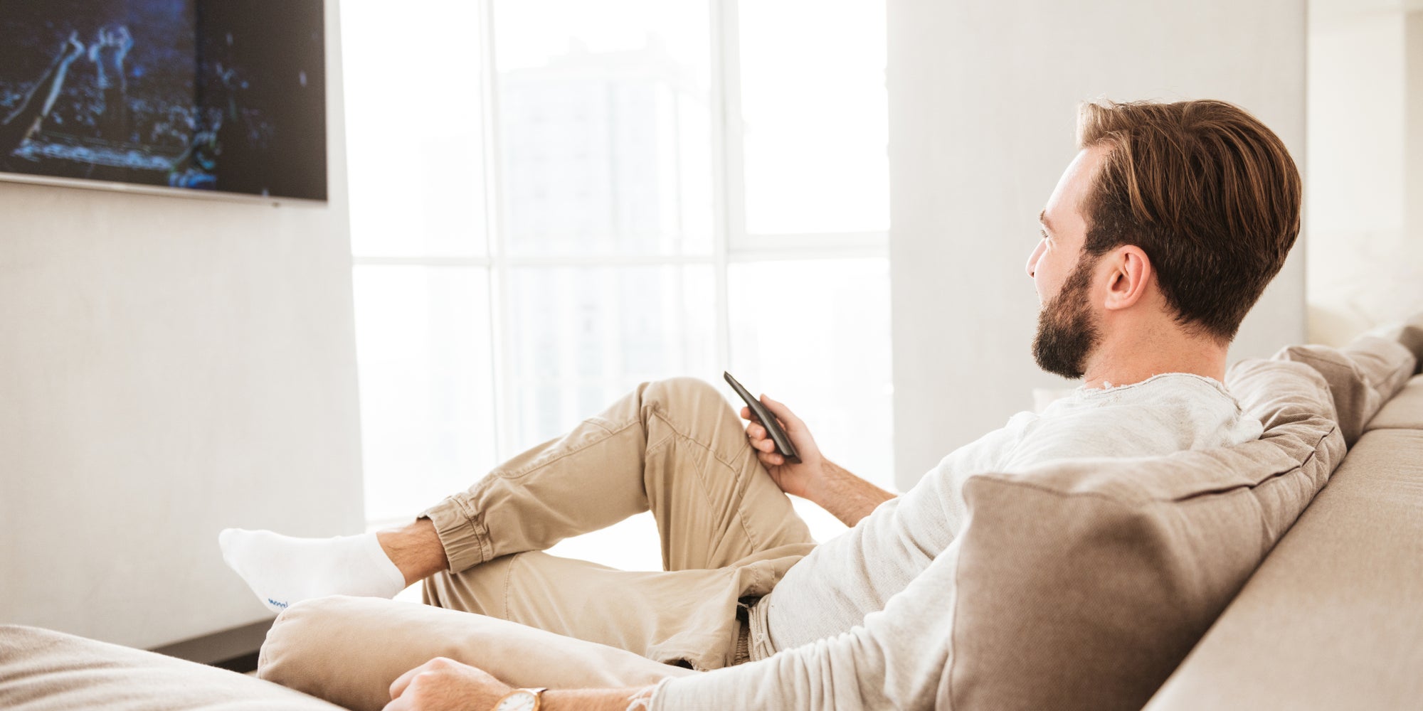 Changez de chaîne, consultez le programme ou accédez au service de Vidéo à la Demande en quelques mots avec la télécommande vocale de SFR.