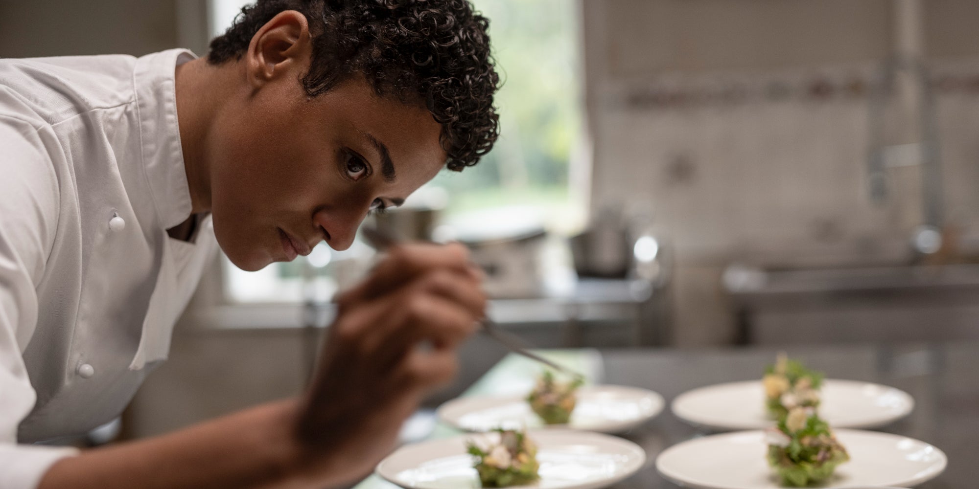 Ariana DeBose incarne une chef ambitieuse, mais en proie à une charge mentale... horrifique dans "House of Spoils". 