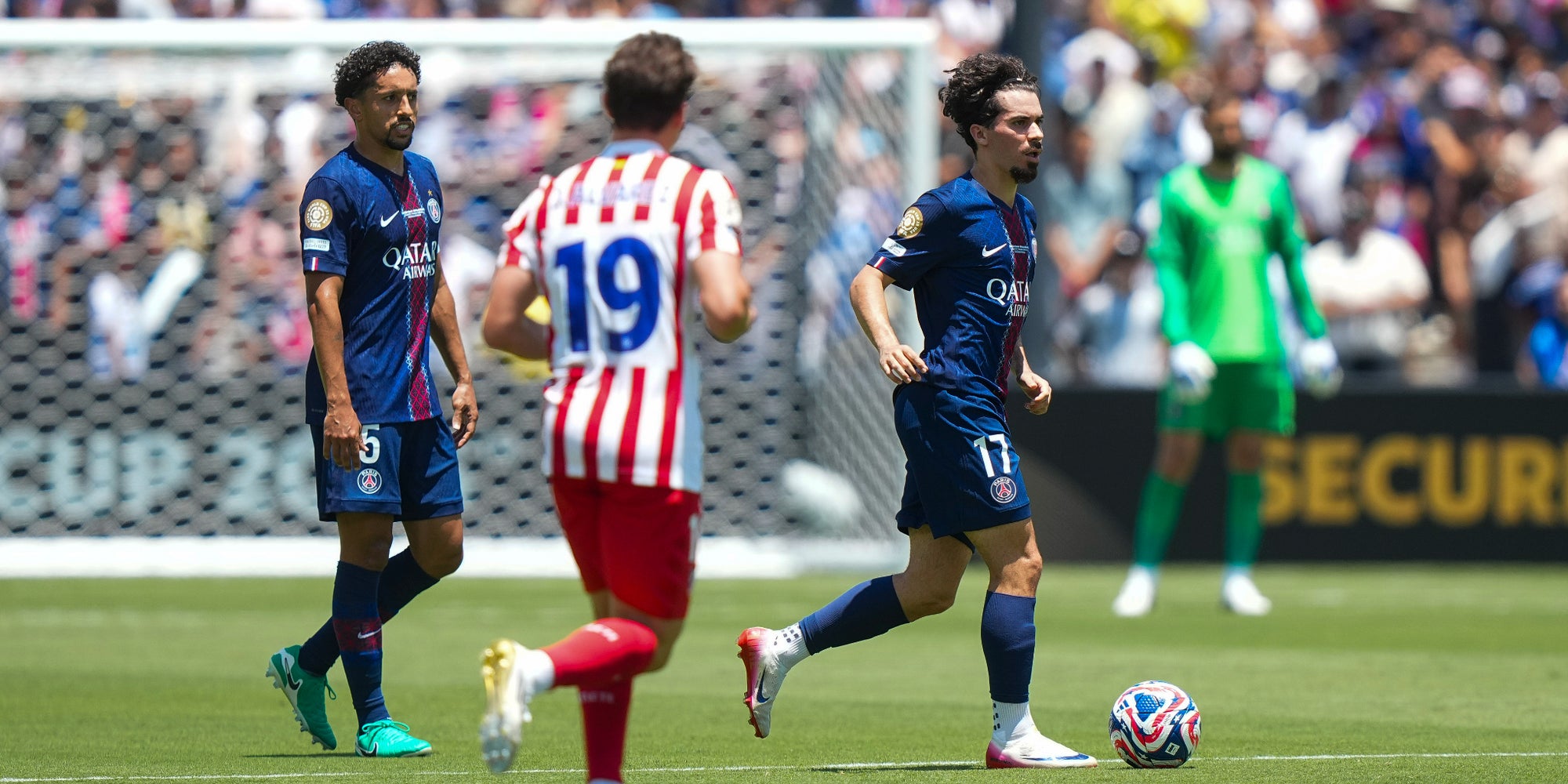 Le capitaine Marquinhos et Vitinha lors du premier match du PSG contre l’Atlético Madrid, le 15 juin au Rose Bowl Stadium de Pasadena (Californie).