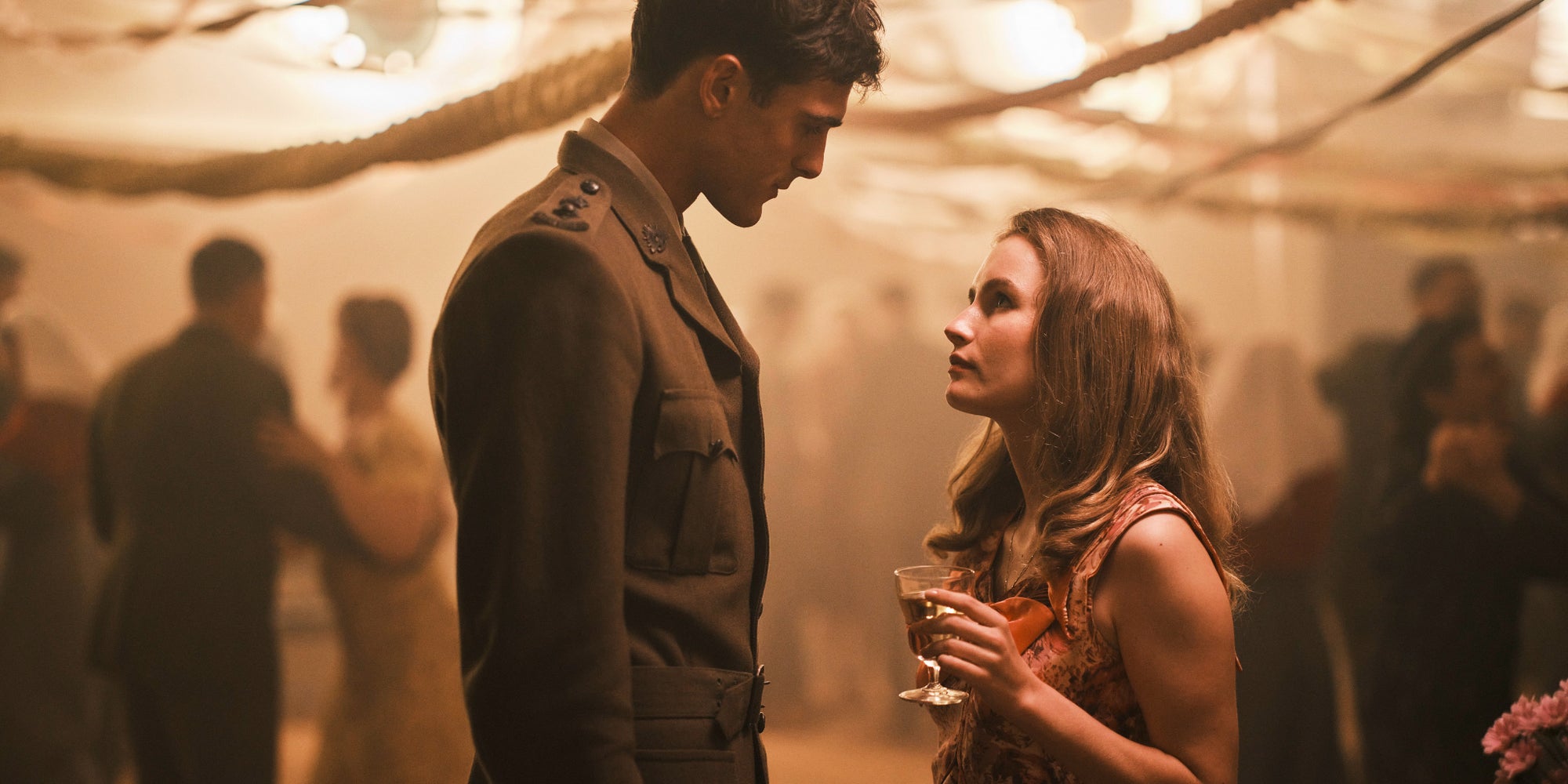 La rencontre entre Dorrigo Evans (Jacob Elordi) et Amy Mulvaney (Odessa Young) dans la série "The Narrow Road".