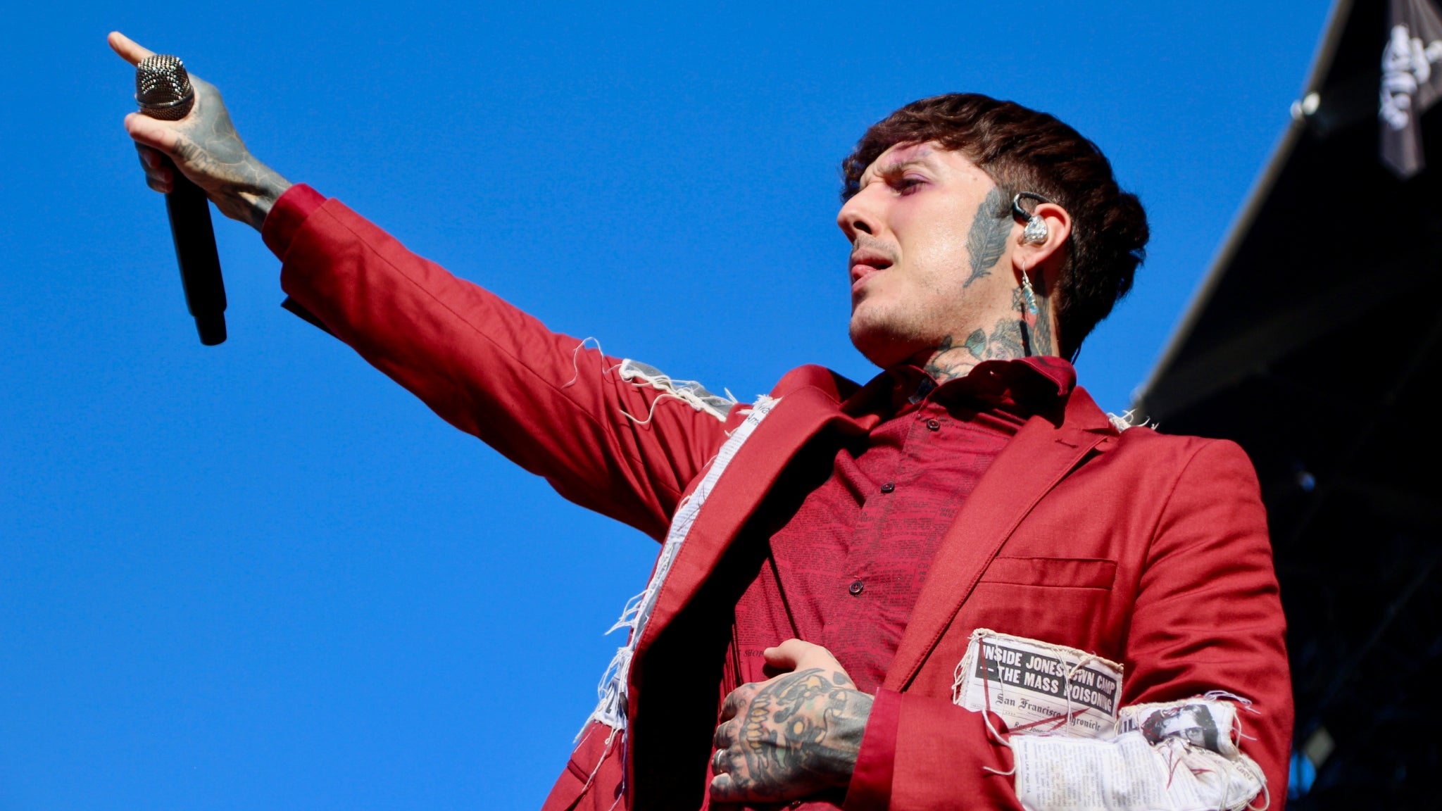 Oliver Sykes, le chanteur de Bring Me the Horizon, motive ses fans pour le concert le plus heavy du week-end