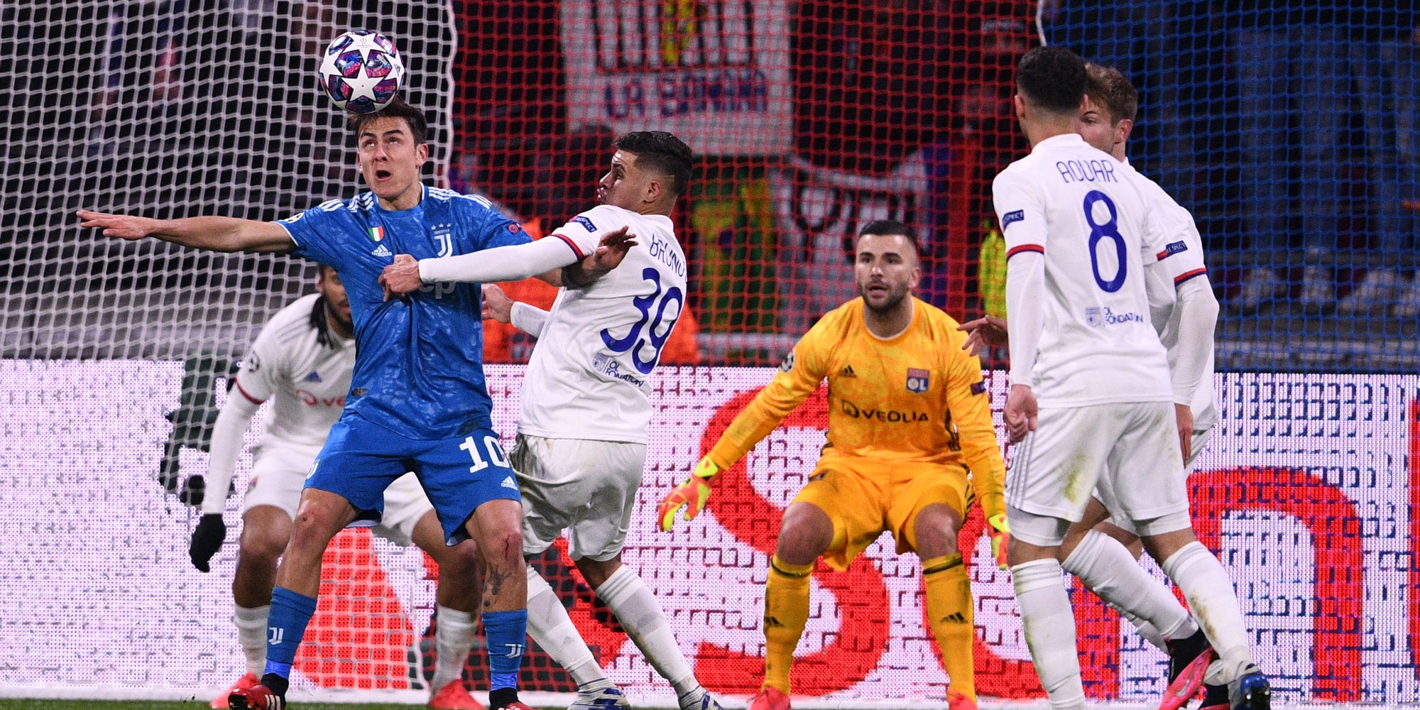 Le Turinois Dyabala à la lutte avec les défenseurs de l'OL lors du match aller, le 26 février 2020 au Parc Olympique Lyonnais, Décines-Charpieu.