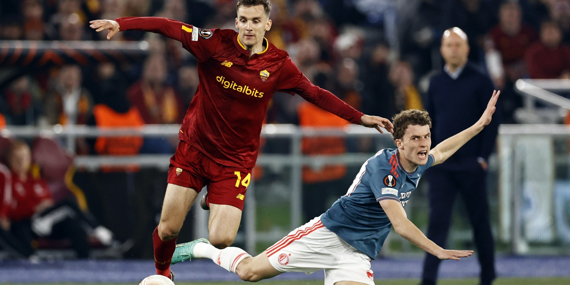 Diego Llorente (AS Rome) et Mats Wieffer (Feyenoord) lors des quarts de finale de la Ligue Europa, le 20 avril 2023 au Stadio Olimpico à Rome.