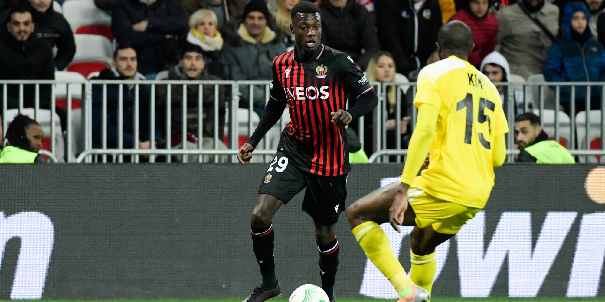 Nicolas Pepe (OGC Nice) face à Gaby Kiki (Tiraspol) lors des 8es de finale retour de la Ligue Europa Conférence, à l'Allianz Riviera (Nice)