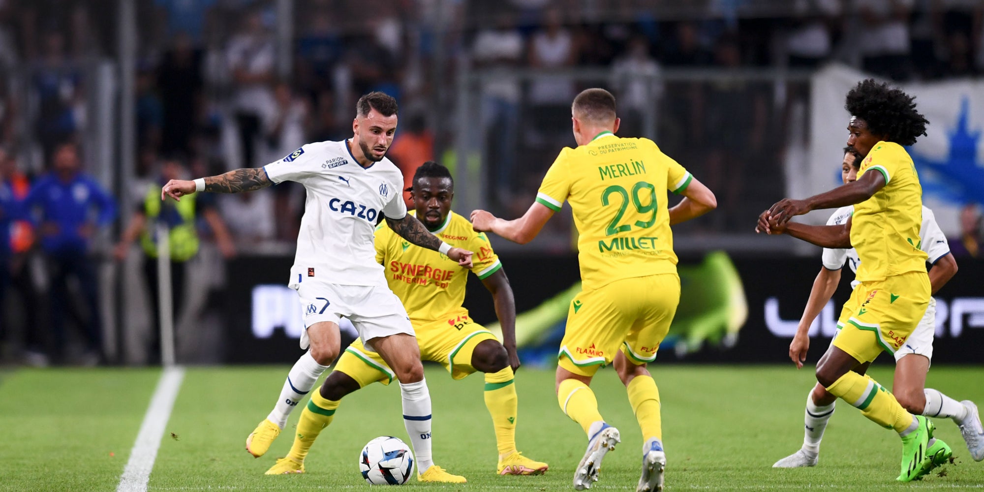 Jonathan Clauss encerclé par des joueurs nantais lors du match OM - FC Nantes, le 20 août 2022 au Vélodrome (Marseille).