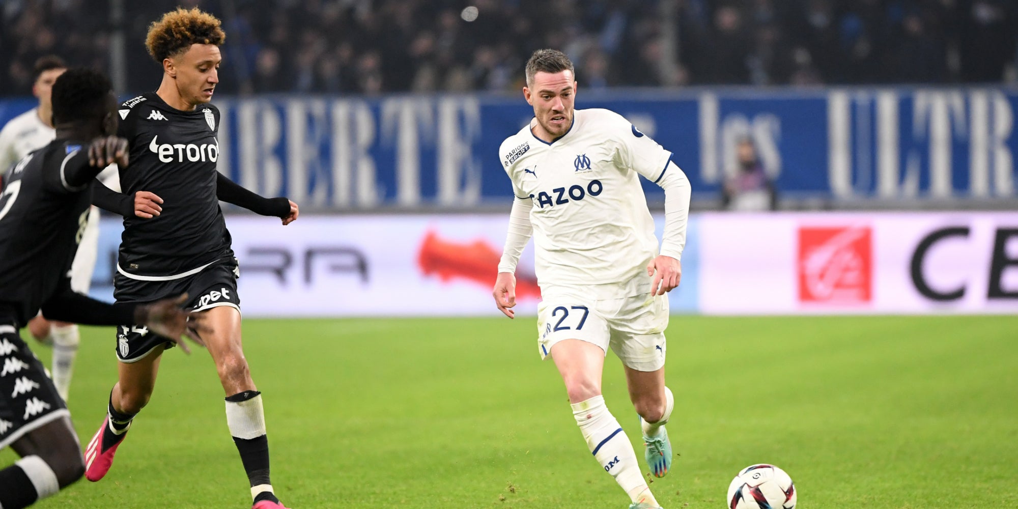 Eliesse Ben Seghir (ASM) et Jordan Veretout (OM) lors d'un match de Ligue 1 opposant l'OM à l'AS Monaco au Vélodrome, le 28 janvier 2023 à Marseille. 