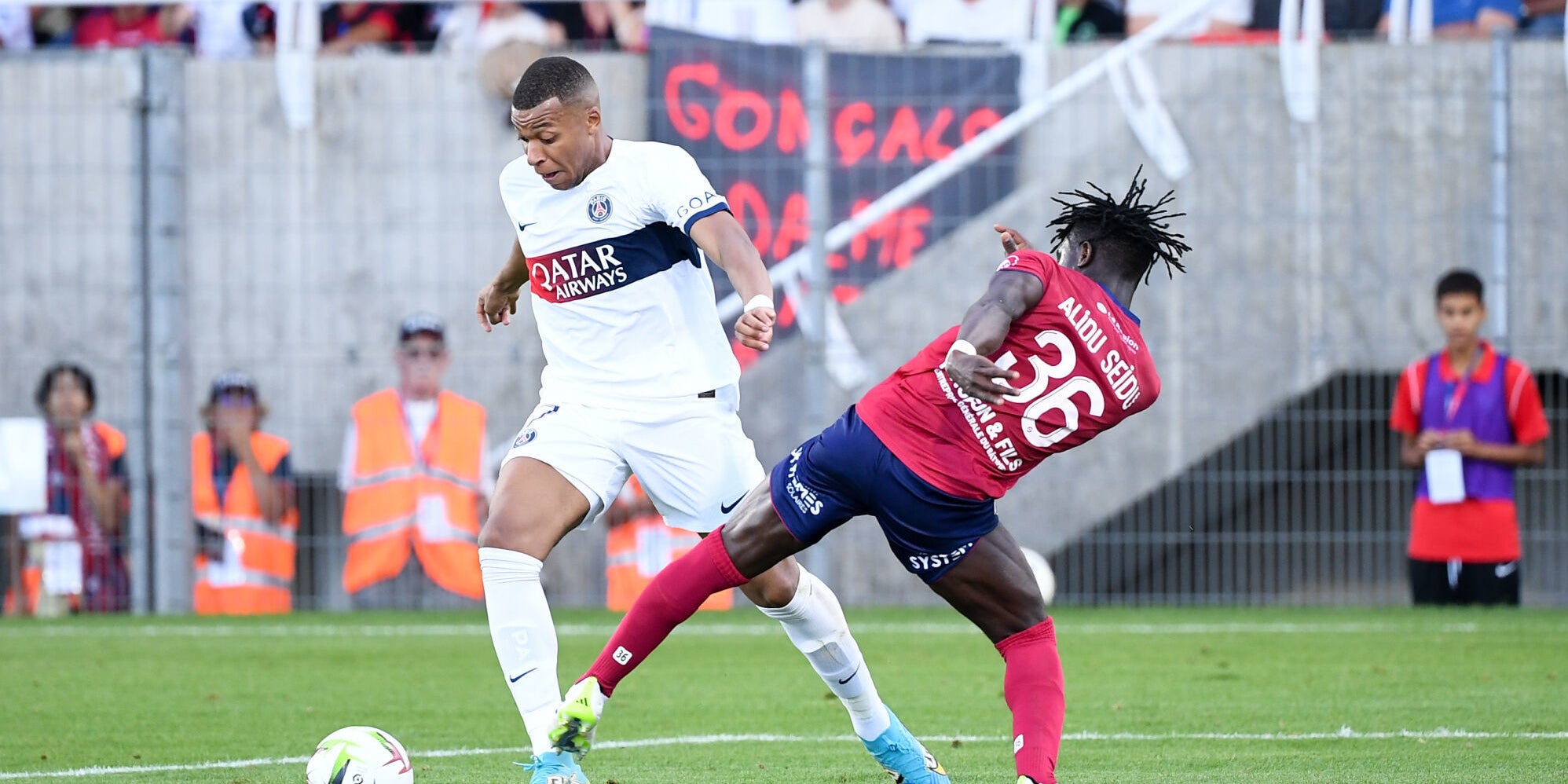 Kylian Mbappé lors d'un match de Ligue 1 entre le PSG et Clermont Foot 63, le 30 septembre 2023 au Stade Gabriel Montpied. 