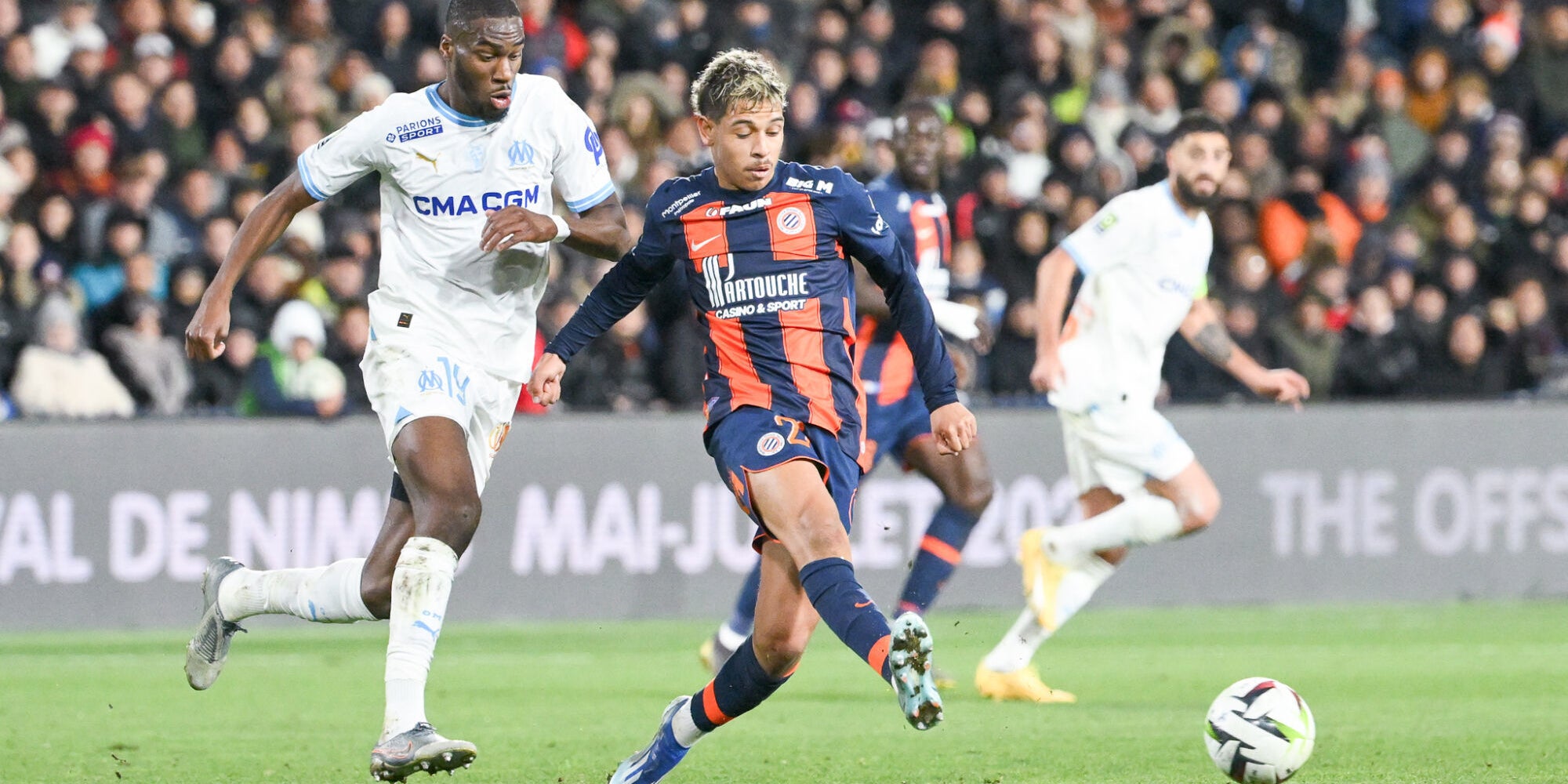 Geoffrey Kondogbia (OM) et Khalil FAYAD (MHSC) lors du match de Ligue 1 opposant le Montpellier Herault Sport Club à l'Olympique de Marseille au Stade de la Mosson, le 20 décembre 2023 à Montpellier, France.