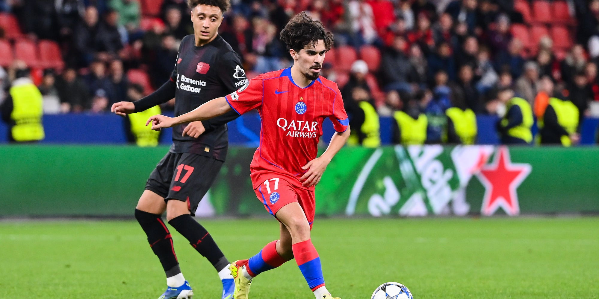 Vitinha lors du match de Ligue des Champions entre le Bayer Leverkusen et le PSG, le 21 octobre à la BayArena (Leverkusen).