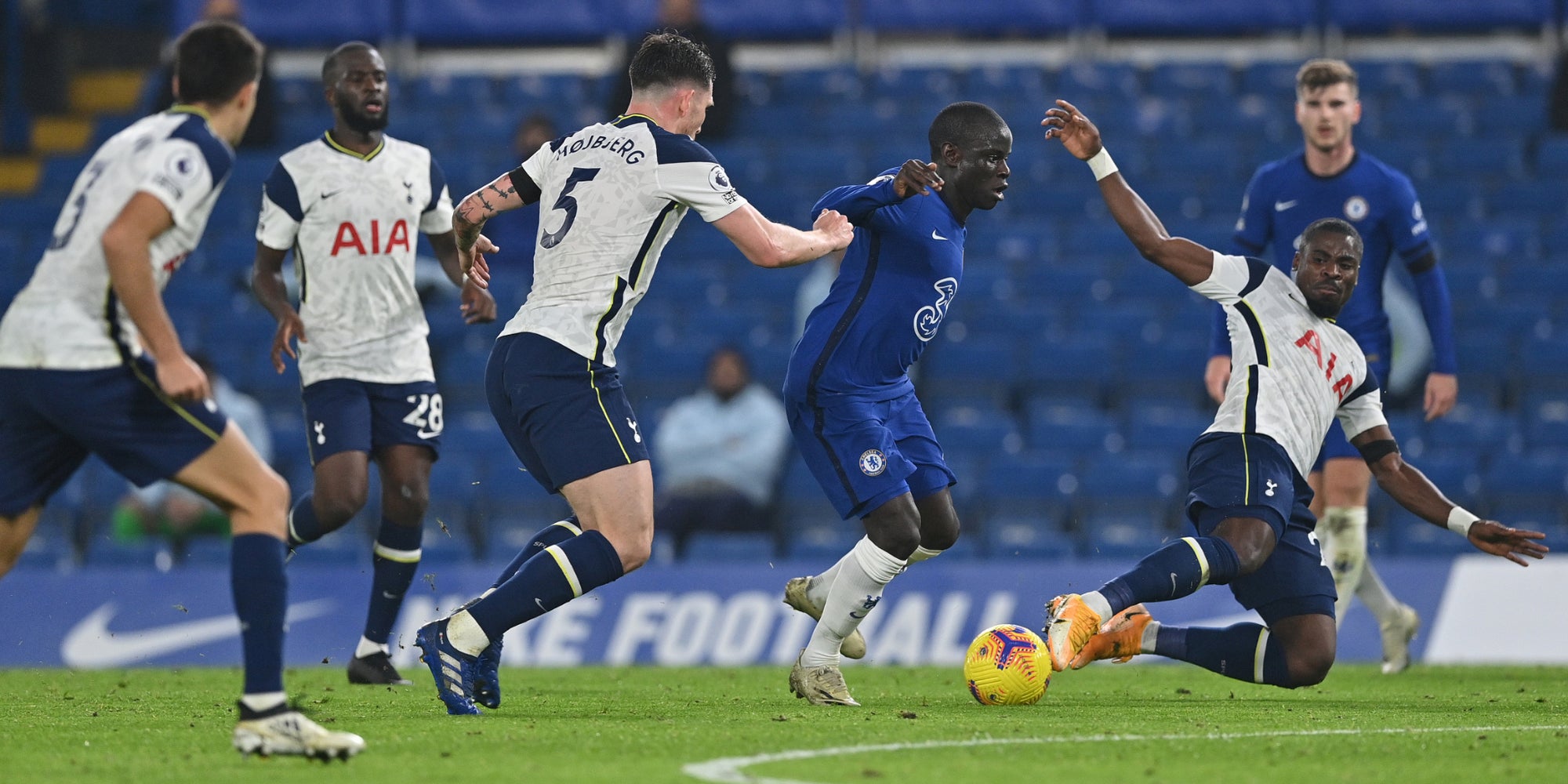 Les joueurs de Chelsea et Tottenham à la lutte lors du match aller de Premier League à Stamford Bridge, Londres