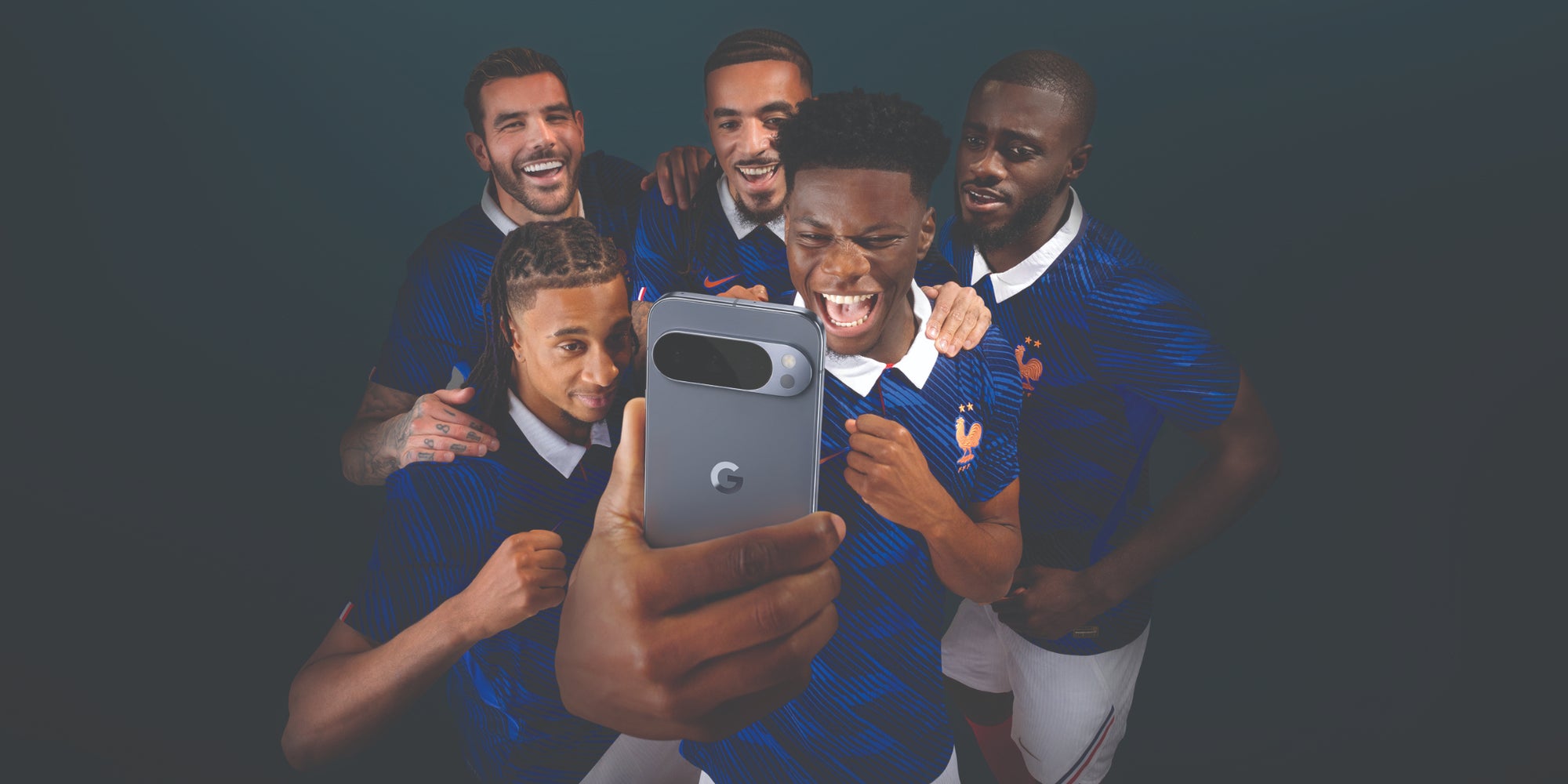Les joueurs de l’Équipe de France avec le Google Pixel 10 Pro.