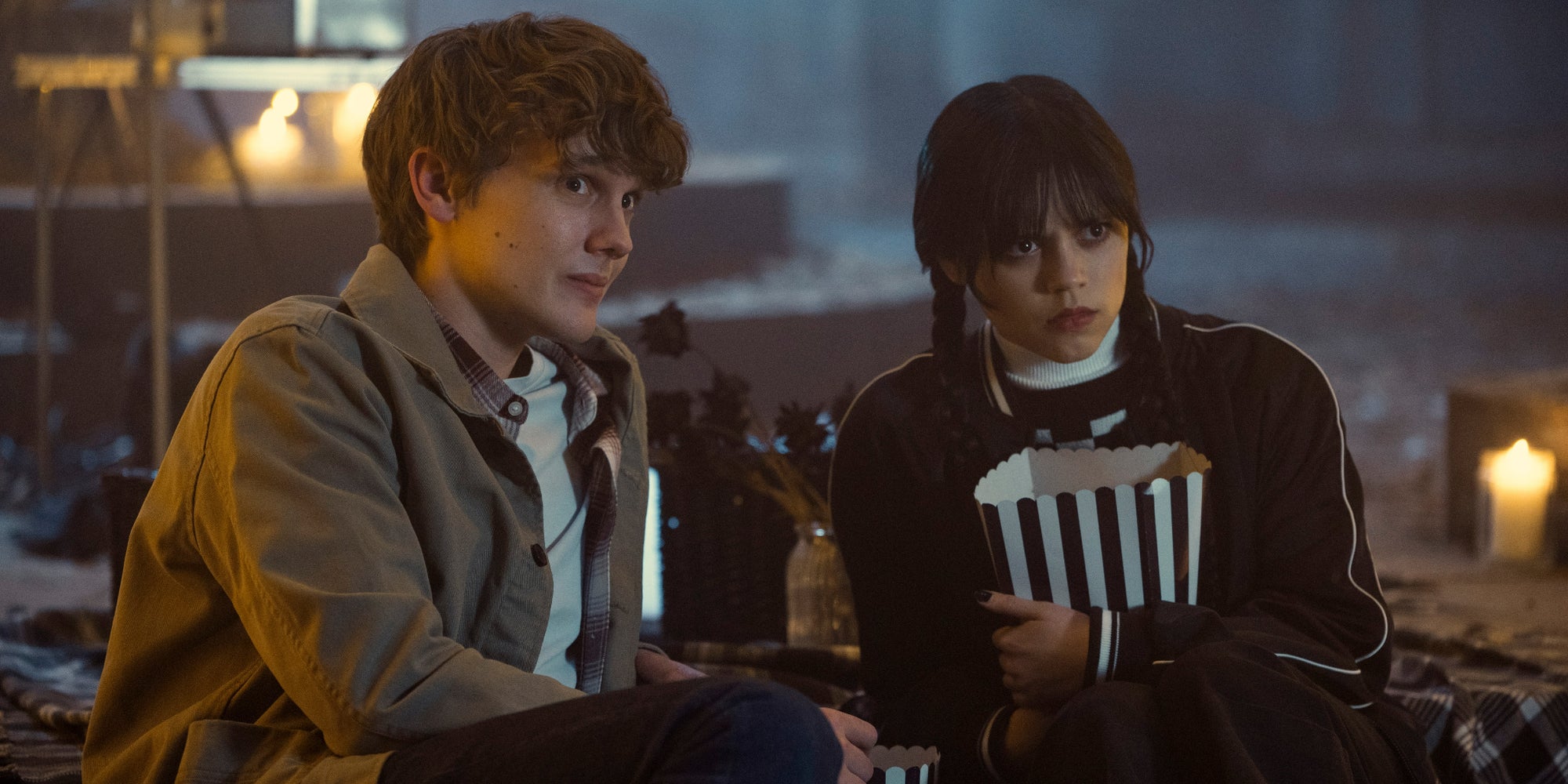 Hunter Doohan et Jenna Ortega dans les rôles de Tyler Galpin et Mercredi Addams, dans l'épisode 7 de la saison 1.