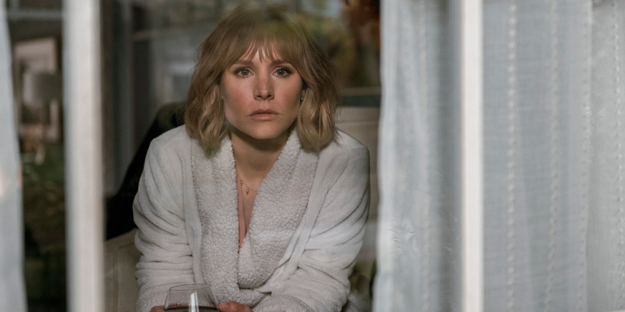 Kristen Bell est Anna, une jeune femme alcoolique et névrosée qui pense être la témoin d'un crime