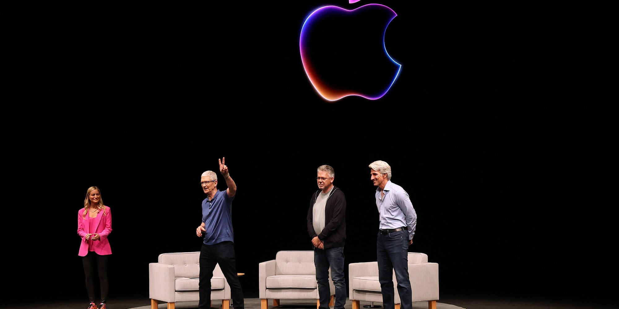 Tim Cook, PDG d'Apple, John Giannandrea, vice-président senior de l'apprentissage automatique et de la stratégie d'IA, et Craig Federighi, vice-président senior de l'ingénierie logicielle d'Apple, durant la conférence mondiale des développeurs d'Apple (WWDC), le 10 juin 2024 à Cupertino, en Californie. 