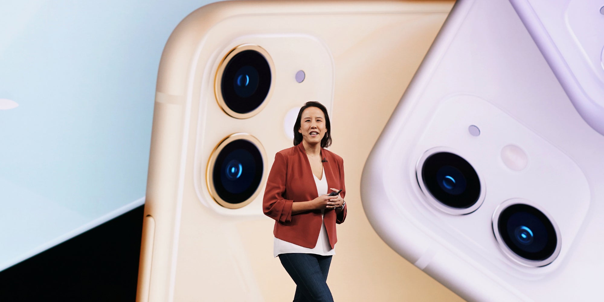 Kaiann Drance présente le double appareil photo de l’iPhone 11 lors de la keynote Apple en septembre 2019.
