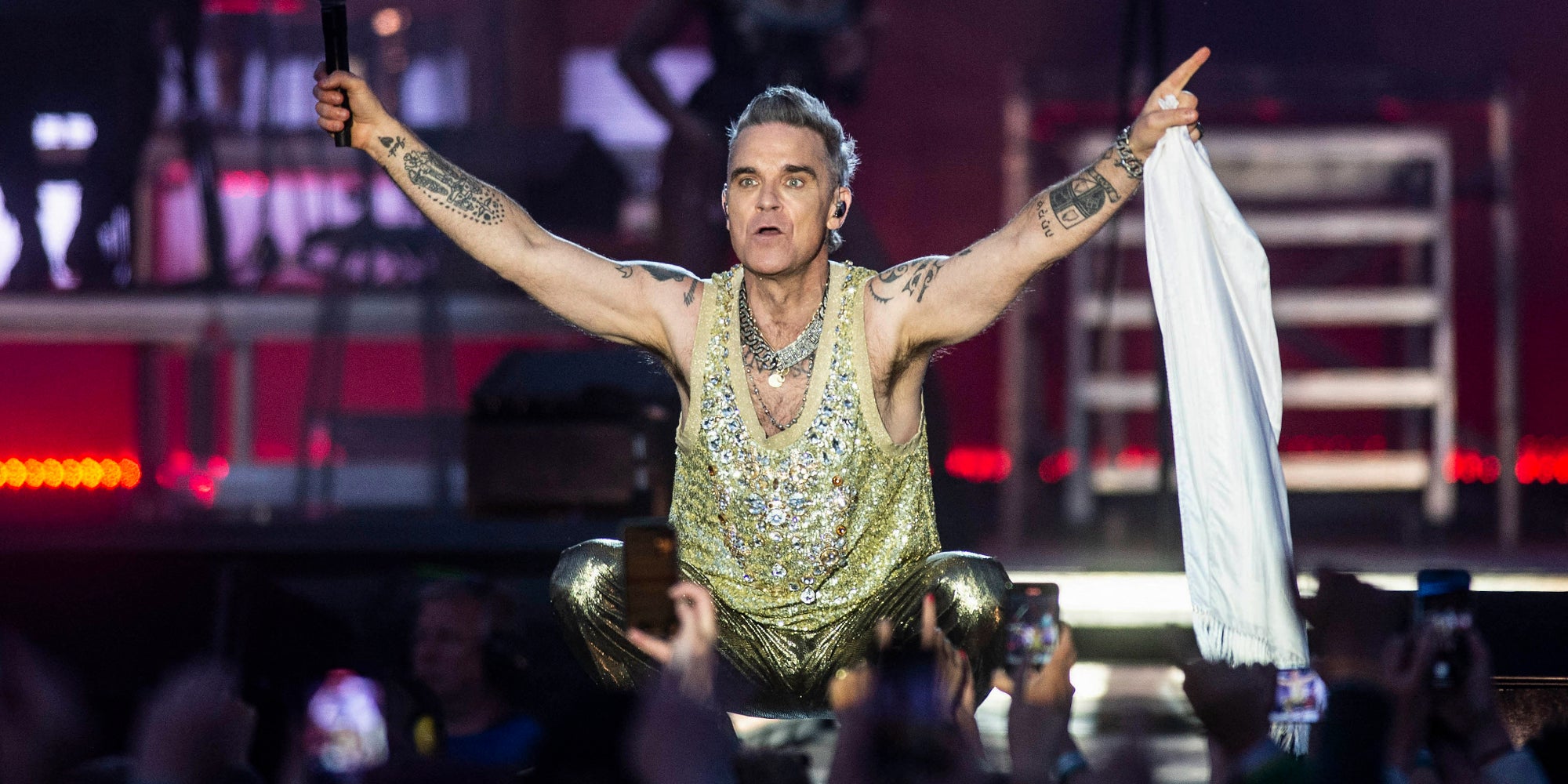 Robbie Williams pendant sa représentation au festival Heartland, dans la ville de Kvaerndrup au Danemark, le 10 juin 2023.