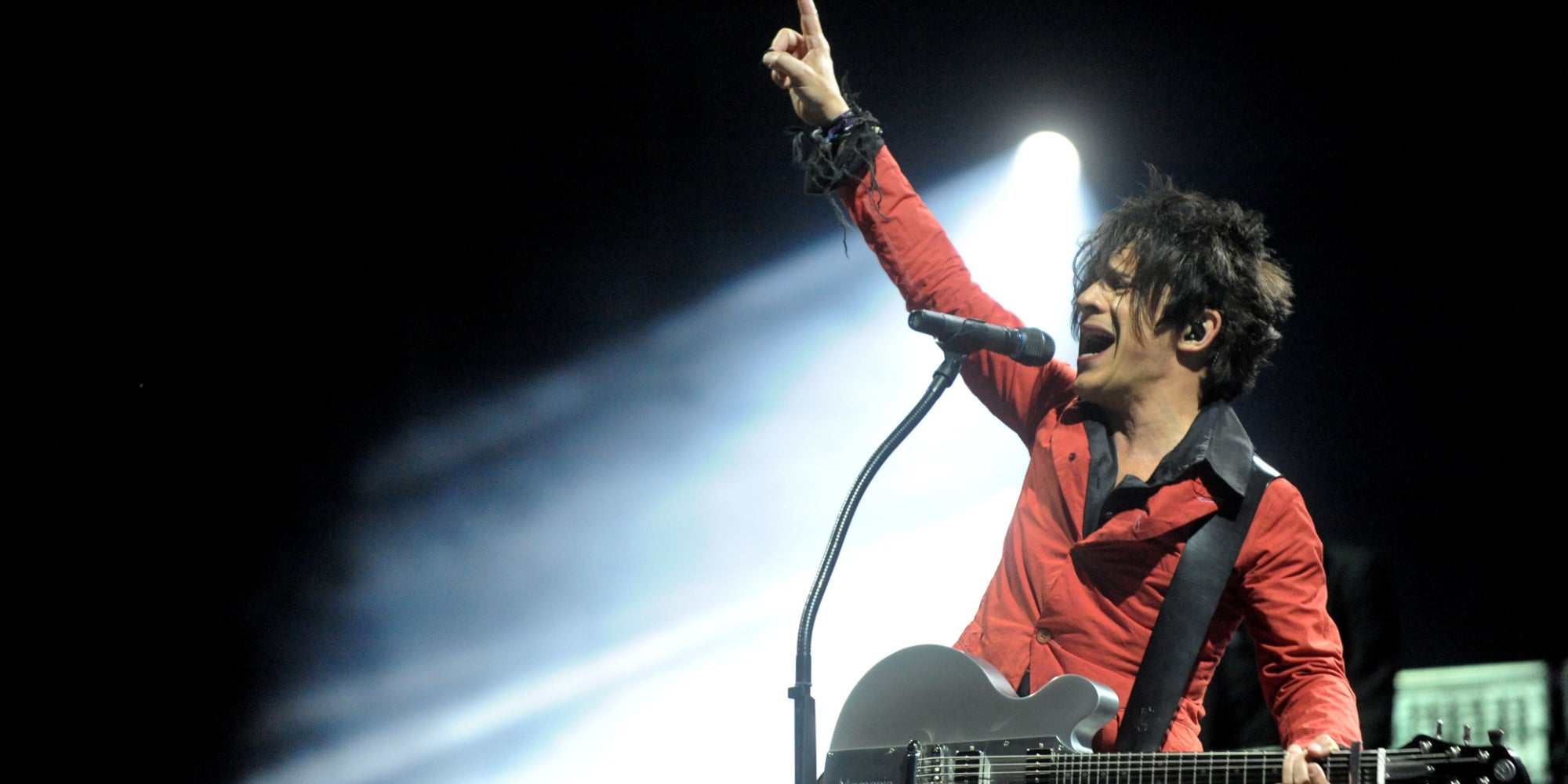 Nicola Sirkis lors d'un concert d'Indochine aux Vieilles Charrues, à Carhaix-Plouguer, le 17 juillet 2014.