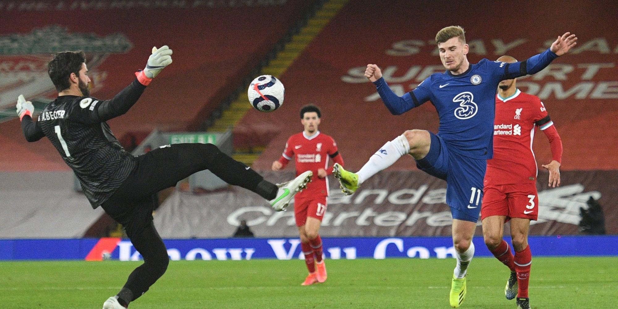 Alisson Becker contre Werner lors de Liverpool-Chelsea en Premier League, le 4 mars 2021 à Anfield, Liverpool