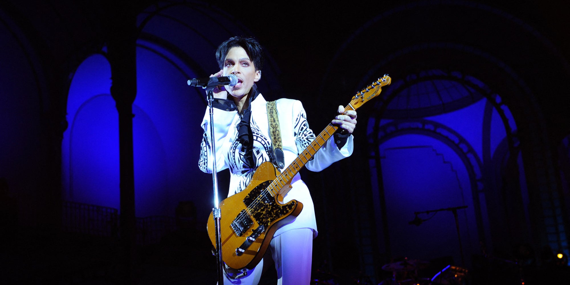 Dans cette photo d'archive prise le 11 octobre 2009, le chanteur américain Prince se produit au Grand Palais à Paris.