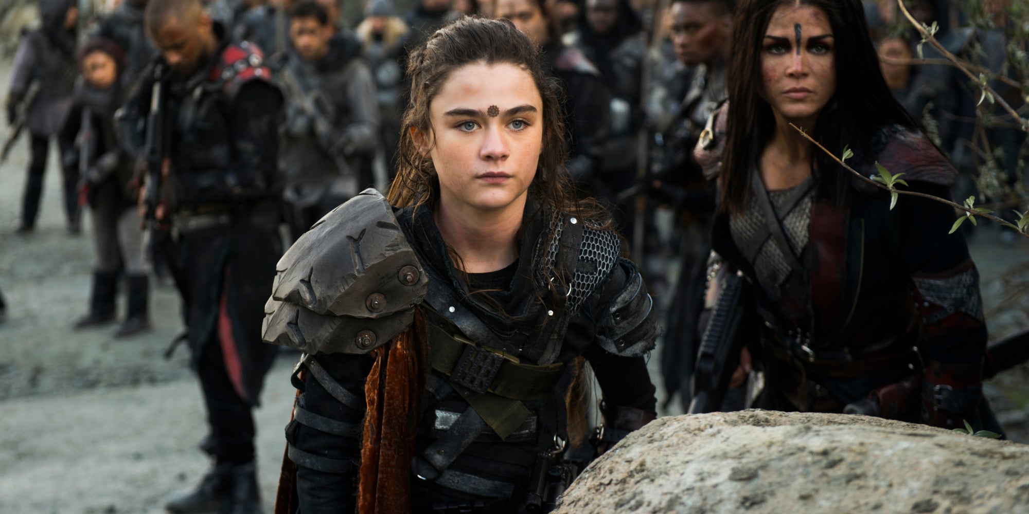 Madi (Lola Flanery) et Octavia (Marie Avgeropoulos) dans la cinquième saison de la série The 100.