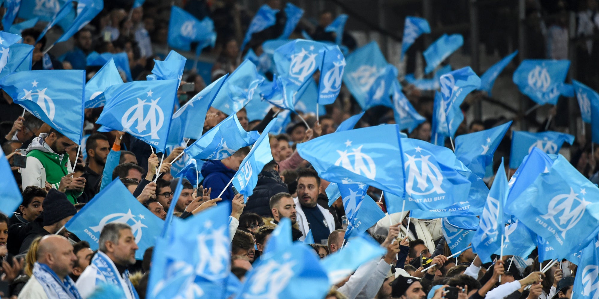Le stade Vélodrome aux couleurs de l’OM : le bleu et blanc. 