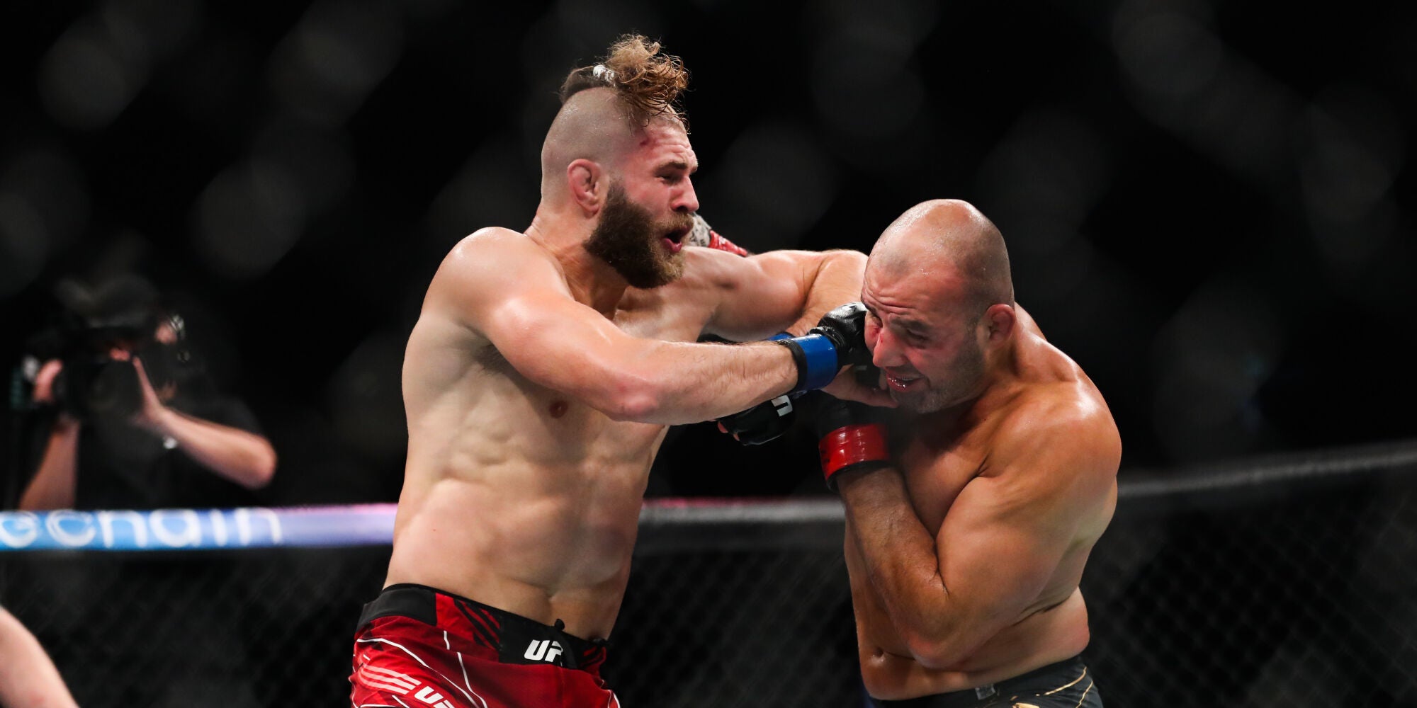 Jiří Procházka (gants bleus) lors de son dernier combat face à Glover Teixeira à l'UFC 275, le 12 juin 2022 à Singapour. 