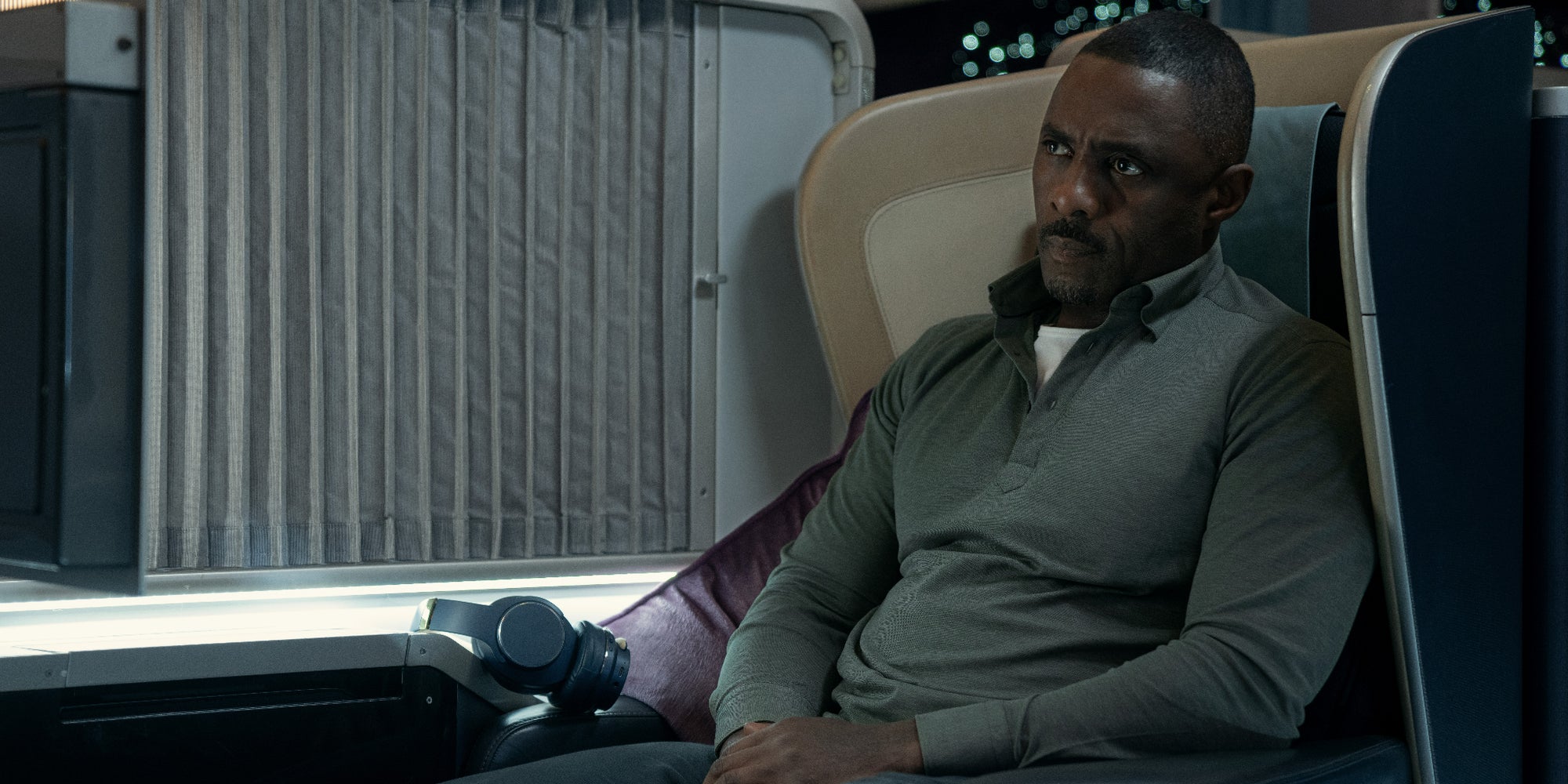 Idris Elba tient le rôle de Sam Nelson dans "Hijack", actuellement sur Apple TV+.