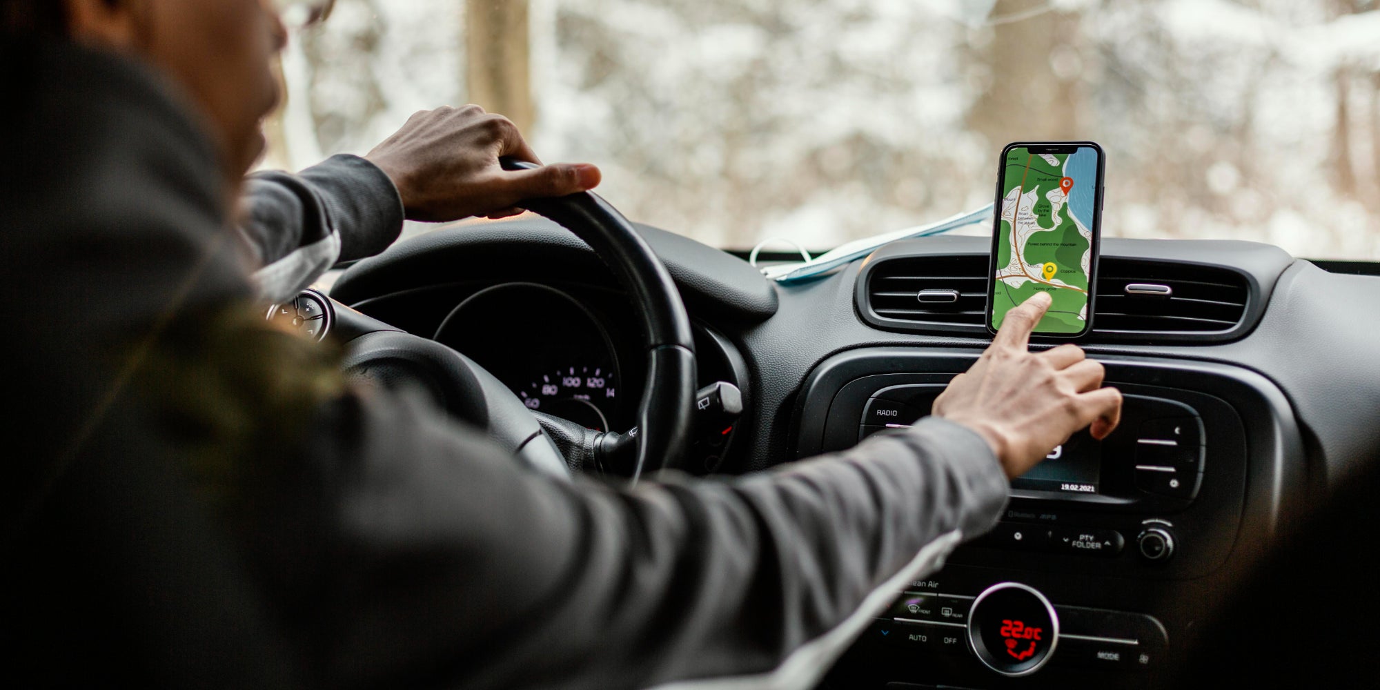 Utiliser son smartphone au volant sur un support fixe est-il considéré comme une infraction ?