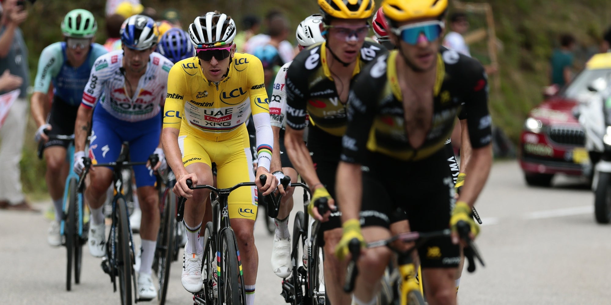 Au centre, le maillot jaune et favori Tadej Pogačar, le 24 juillet lors de la 18ᵉ étape du Tour de France.