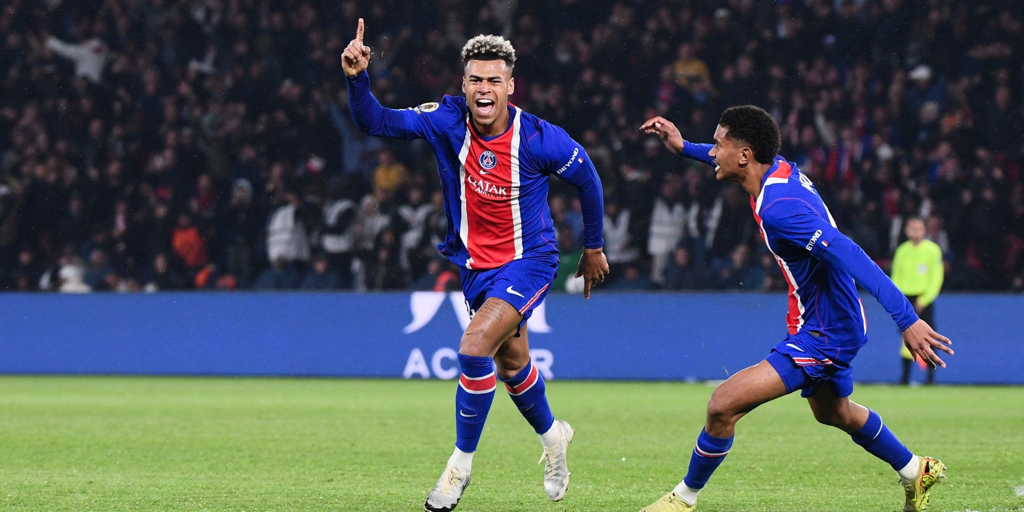 Désiré Doué célèbre son but aux côtés de Senny Mayulu, lors du match de Ligue 1 McDonald's opposant Paris à Brest, au Parc des Princes, le 10 mai 2026.