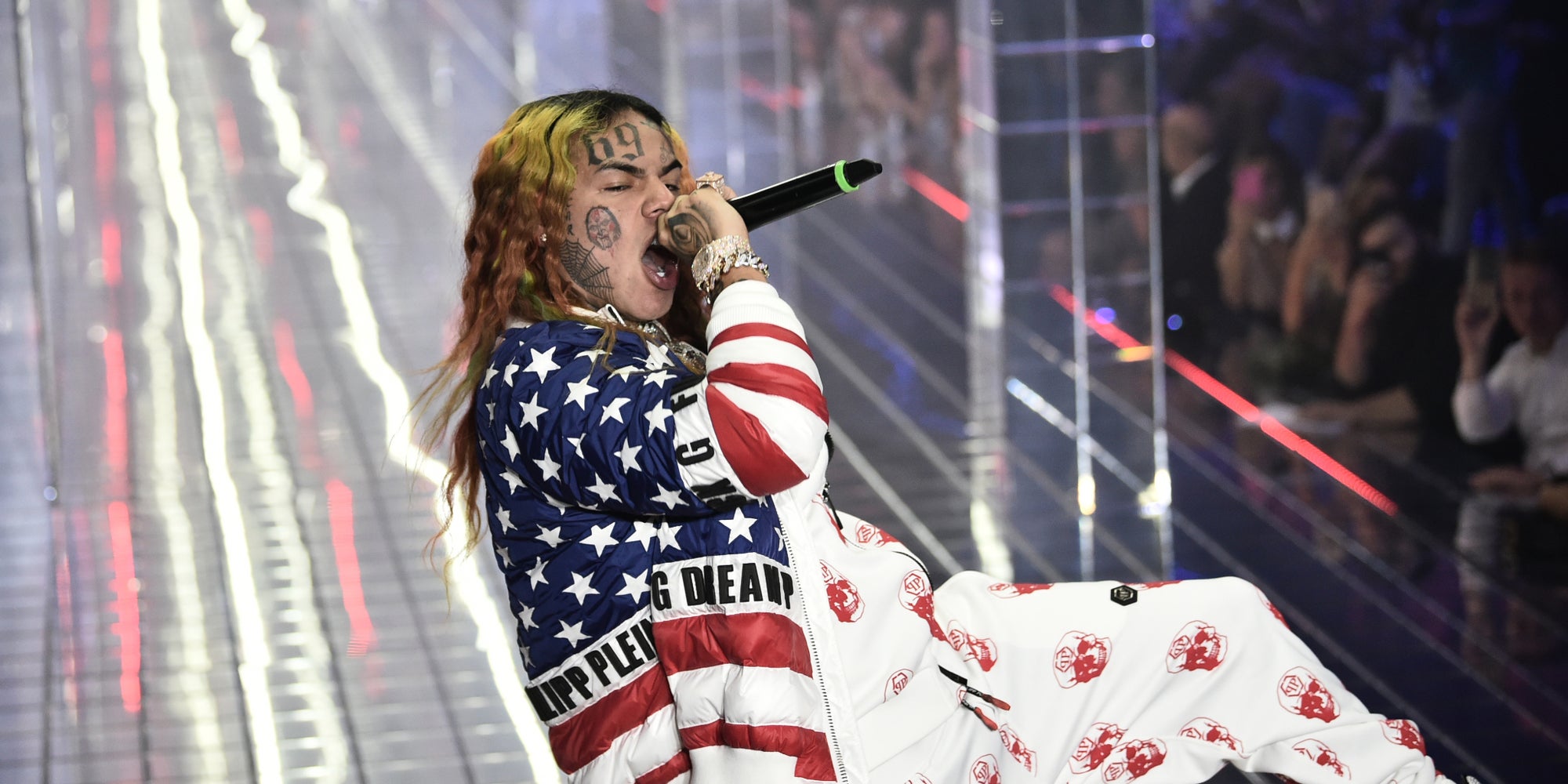 6ix9ine lors d'un concert à Milan pendant la Fashion Week, le 21 septembre 2018