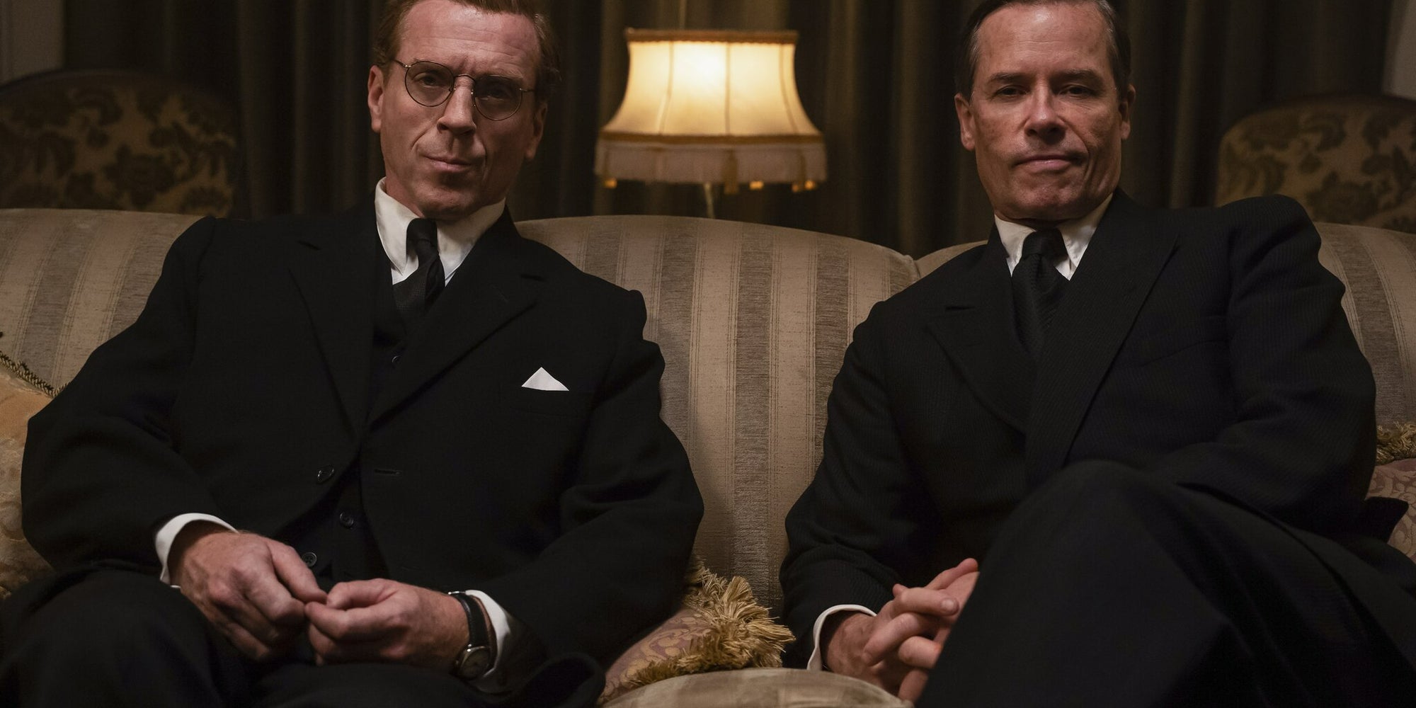 Damian Lewis interprète Nicholas Elliott et Guy Pearce joue le rôle du fameux Kim Philby dans la mini-série A Spy Among Friends