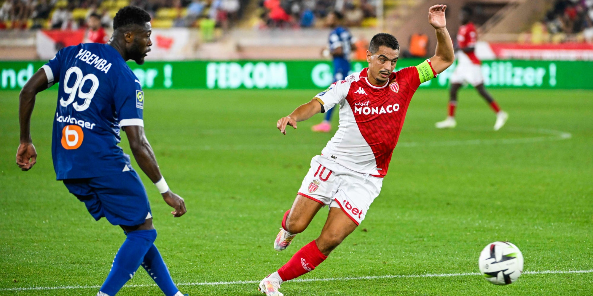 Wissam Ben Yedder (AS Monaco) et Chancel Mbemba (OM) lors du match de Ligue 1 opposant Monaco à Marseille, au Stade Louis II de Monaco, le 30 septembre 2023.
