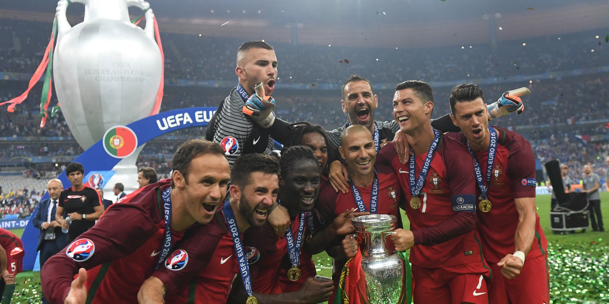 L'équipe du Portugal -avec Lopes et Ronaldo- lors de sa victoire en finale de l'Euro 2016 au Stade de France, à Saint-Denis, le 10 juillet 2016