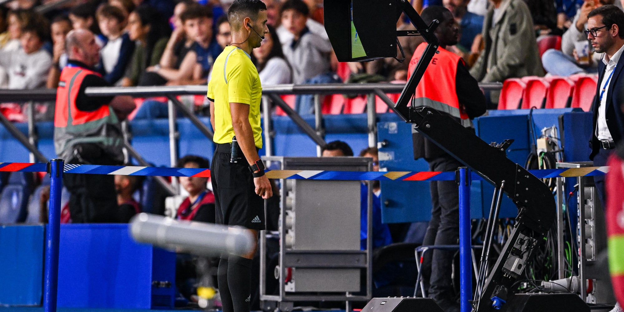L'arbitre Antonio Nobre consultant le VAR lors du match de qualification à la Coupe du monde entre la France et l'Islande, le 9 septembre 2025 au Parc des Princes à Paris.