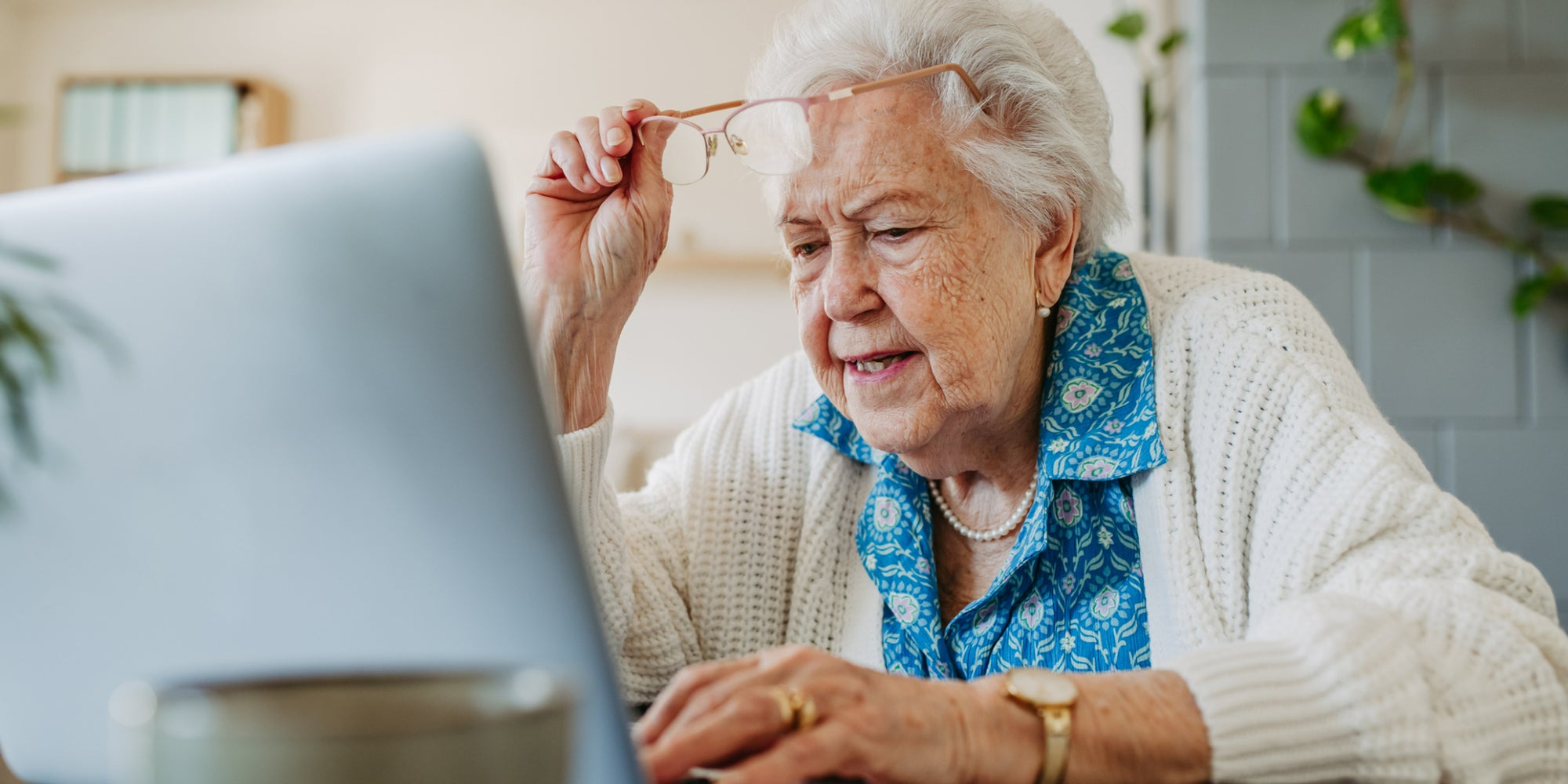 Les séniors sont souvent les cibles des cyberattaques les plus dévastatrices.