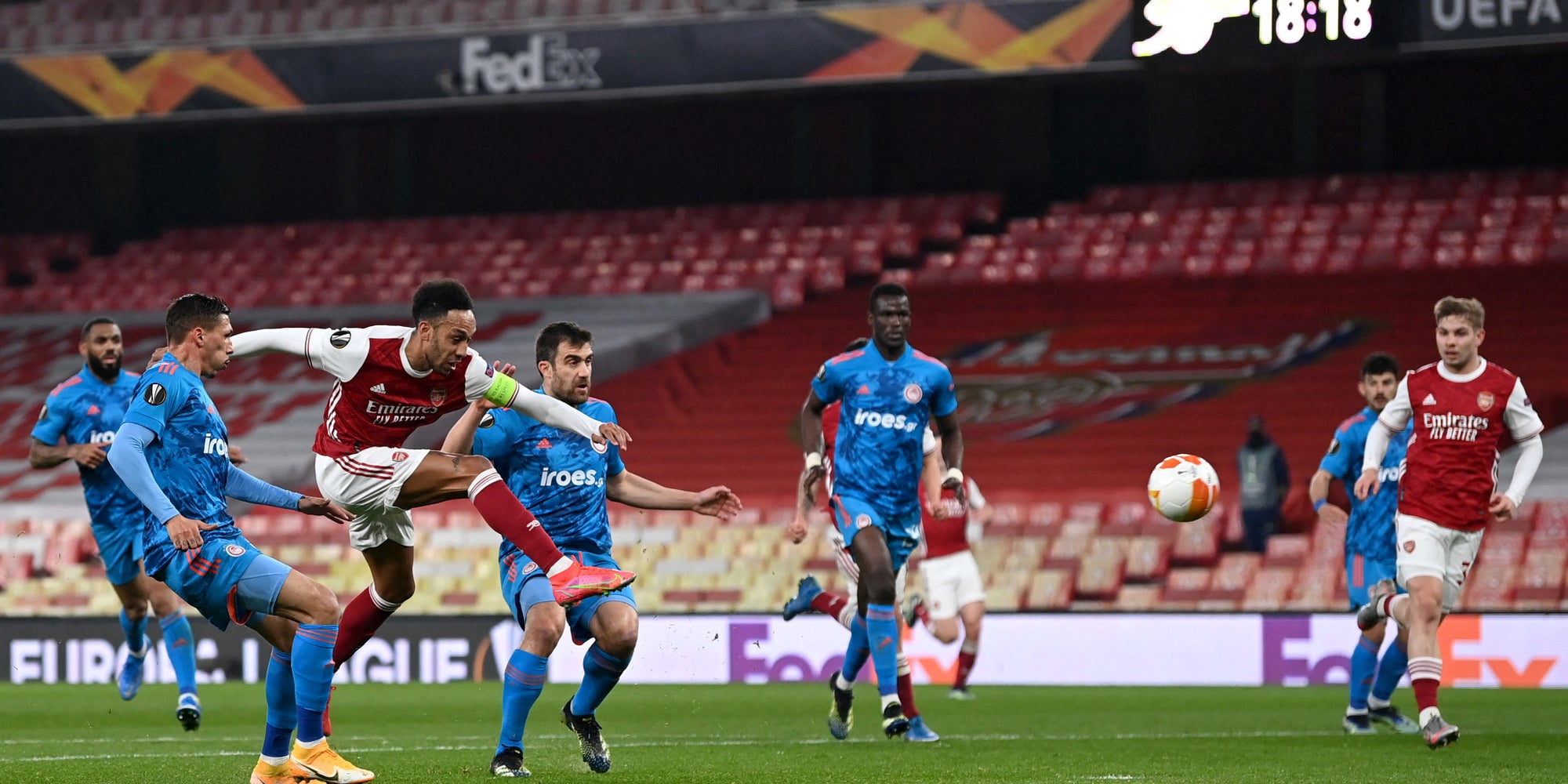 Aubameyang et les joueurs d'Arsenal à l'attaque contre l'Olympiakos, le 18 mars 2021 en Ligue Europa à l'Emirates Stadium, Londres