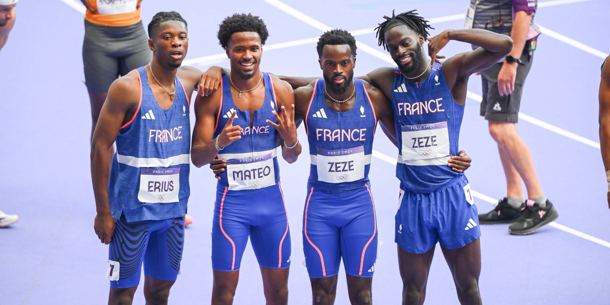 Mickael Zeze, Ryan Zeze, Pablo Mateo et Jeff Erius durant l'épreuve du relais 400M lors des Jeux Olympiques 2024 de Paris, le 8 août au Stade de France à Paris.