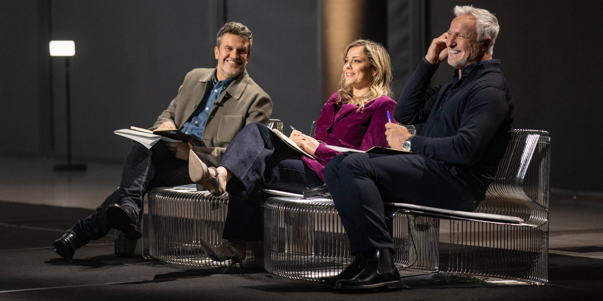 Hervé Mathoux, Laure Boulleau et David Ginola se remettent en quête de la nouvelle voix du football dans la saison 2 de "Au Micro" sur Canal+. 
