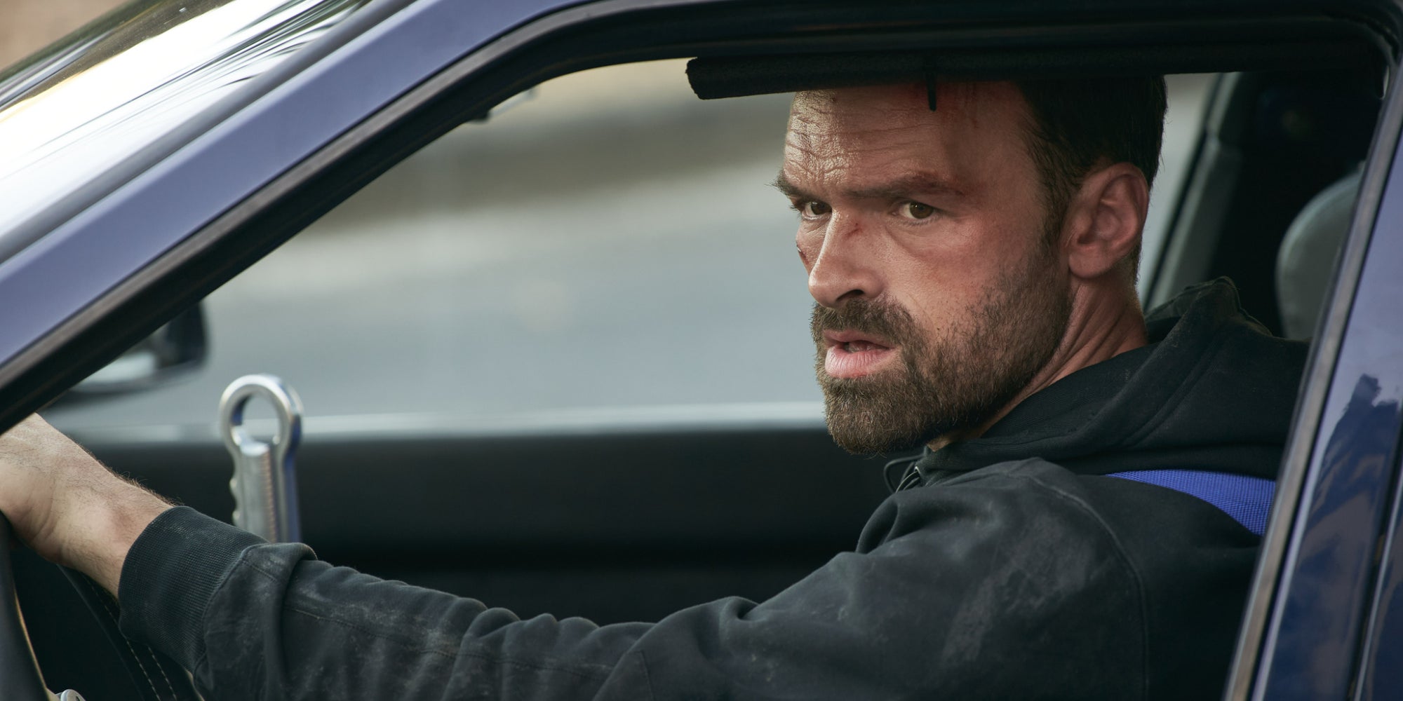 Lino (Alban Lenoir) derrière le volant pour "Balle Perdue 2", désormais disponible sur Netflix.