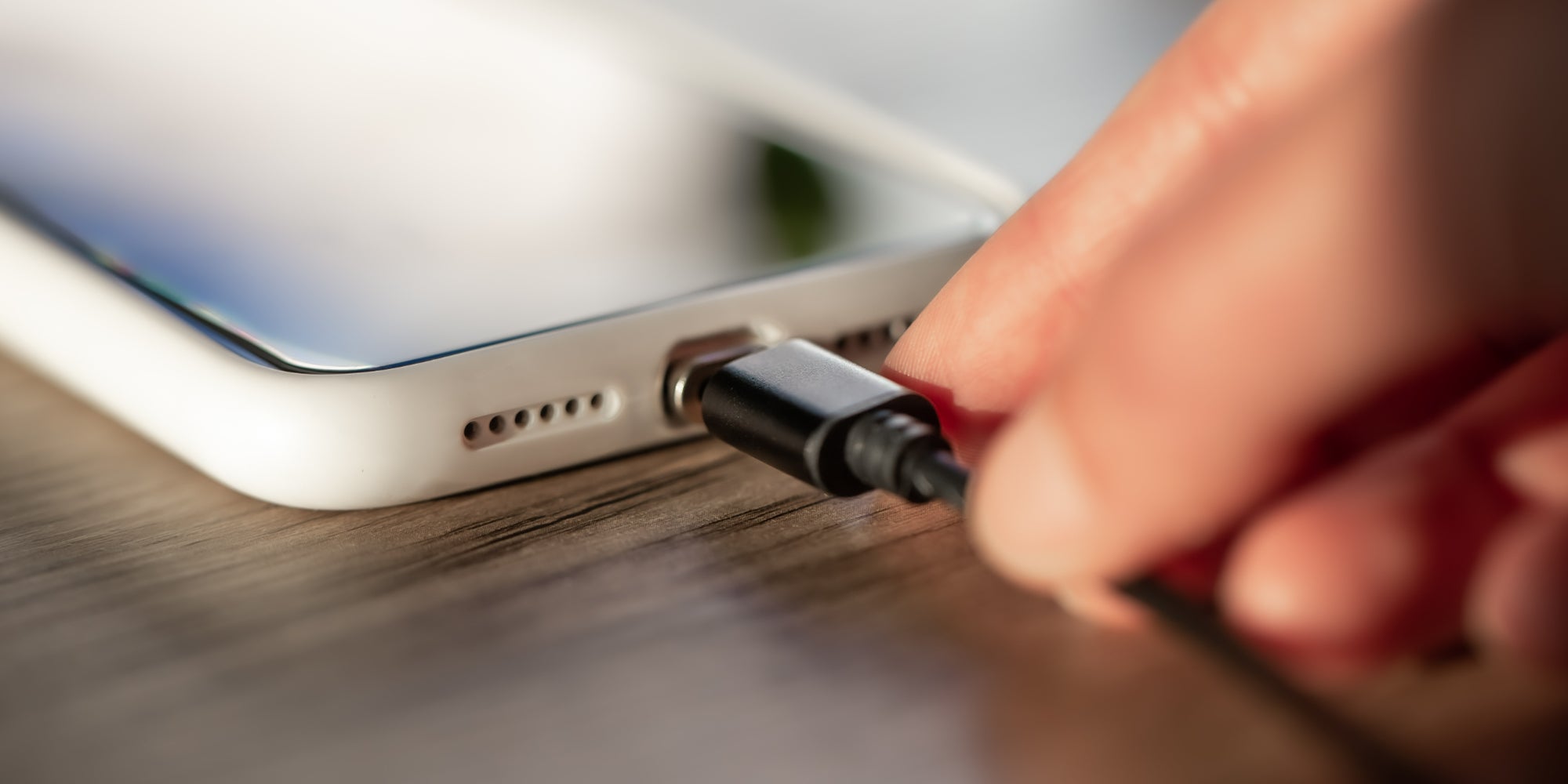 Faut-il (vraiment) éviter de laisser son smartphone branché ?