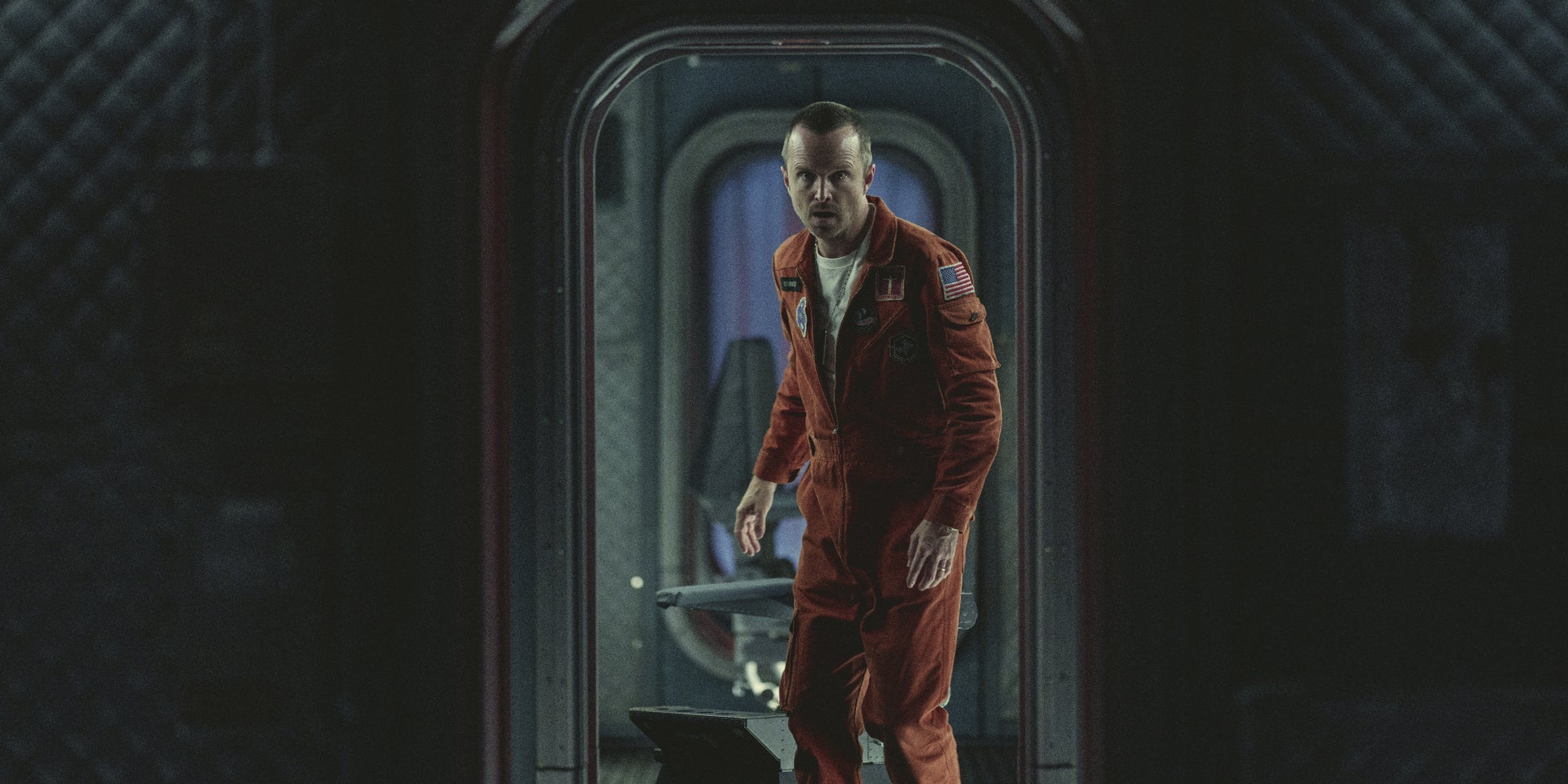 Aaron Paul dans la saison 6 de Black Mirror, disponible le 30 juin prochain sur Netflix.