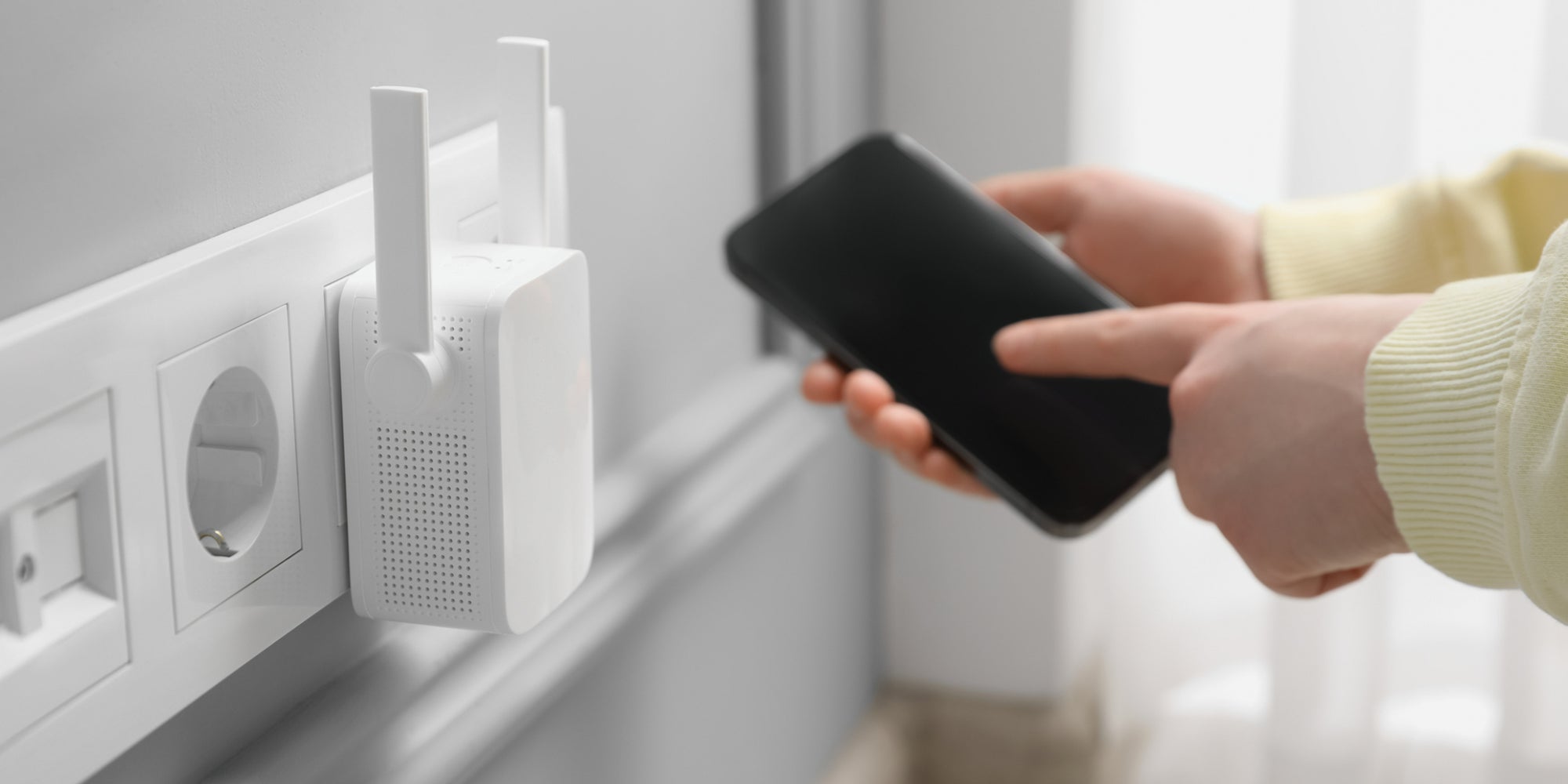 Découvrez la différence entre le boîtier CPL WiFi et le répéteur WiFi, deux solutions permettant d'étendre votre connexion. 