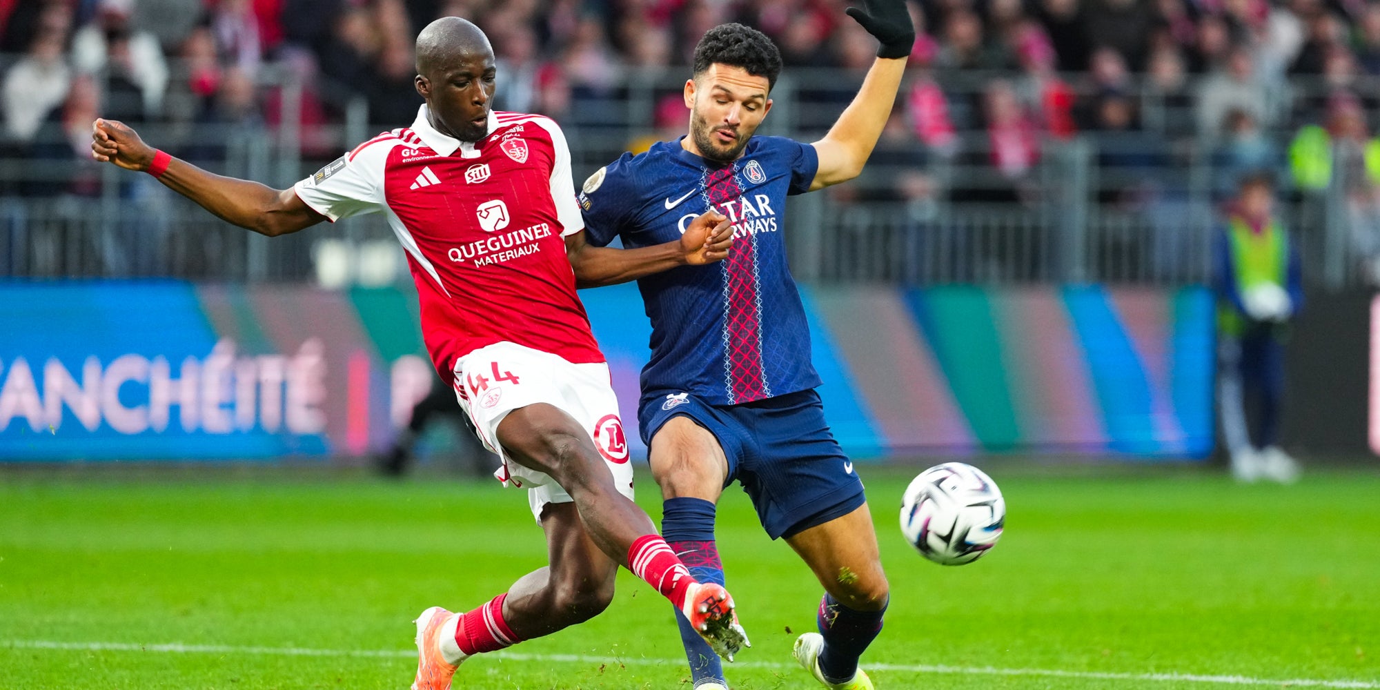 Soumaila Coulibaly et Gonçalo Ramos lors du match de Ligue 1 Brest-PSG au stade Francis-Le-Blé, le 25 octobre 2025 à Brest.
