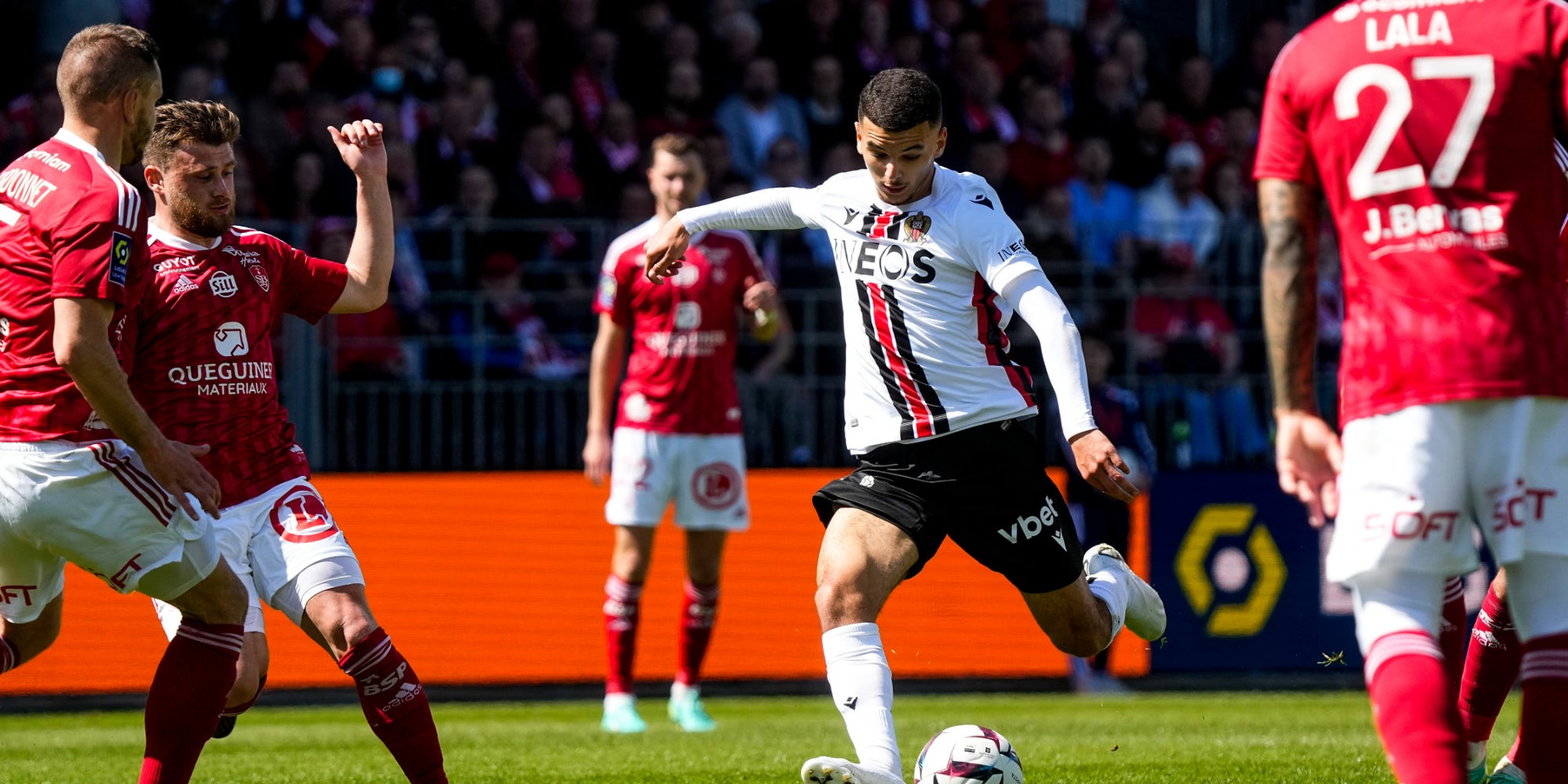 Hugo Magnetti (Brest) et Badredine Bouanani (OGC Nice) lors du match de Ligue 1 opposant Brest et Nice au Stade Francis Le Blé, le 16 avril 2023.