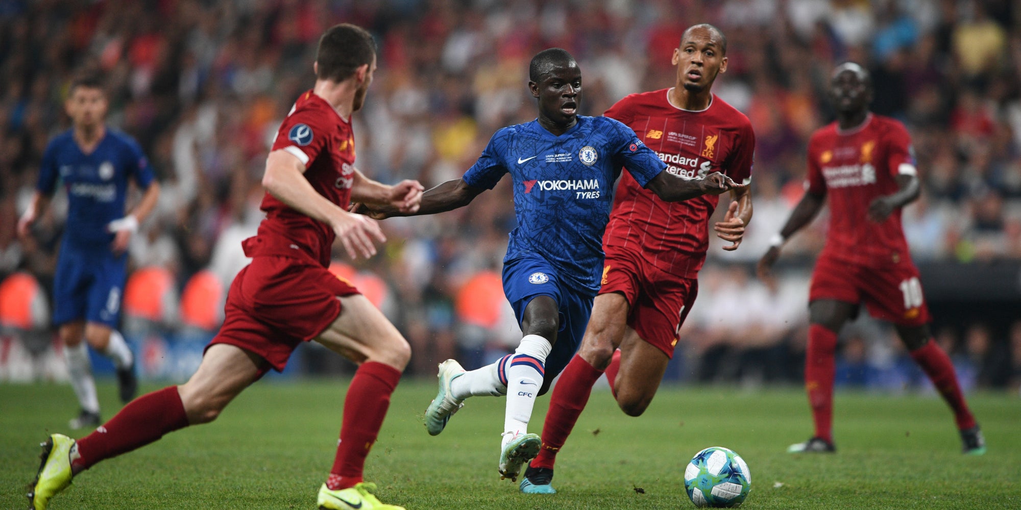 N'Golo Kanté poursuivi par Fabinho et Robertson pendant Liverpool-Chelsea en Supercoupe d'Europe le 14 août 2019 à Istanbul.