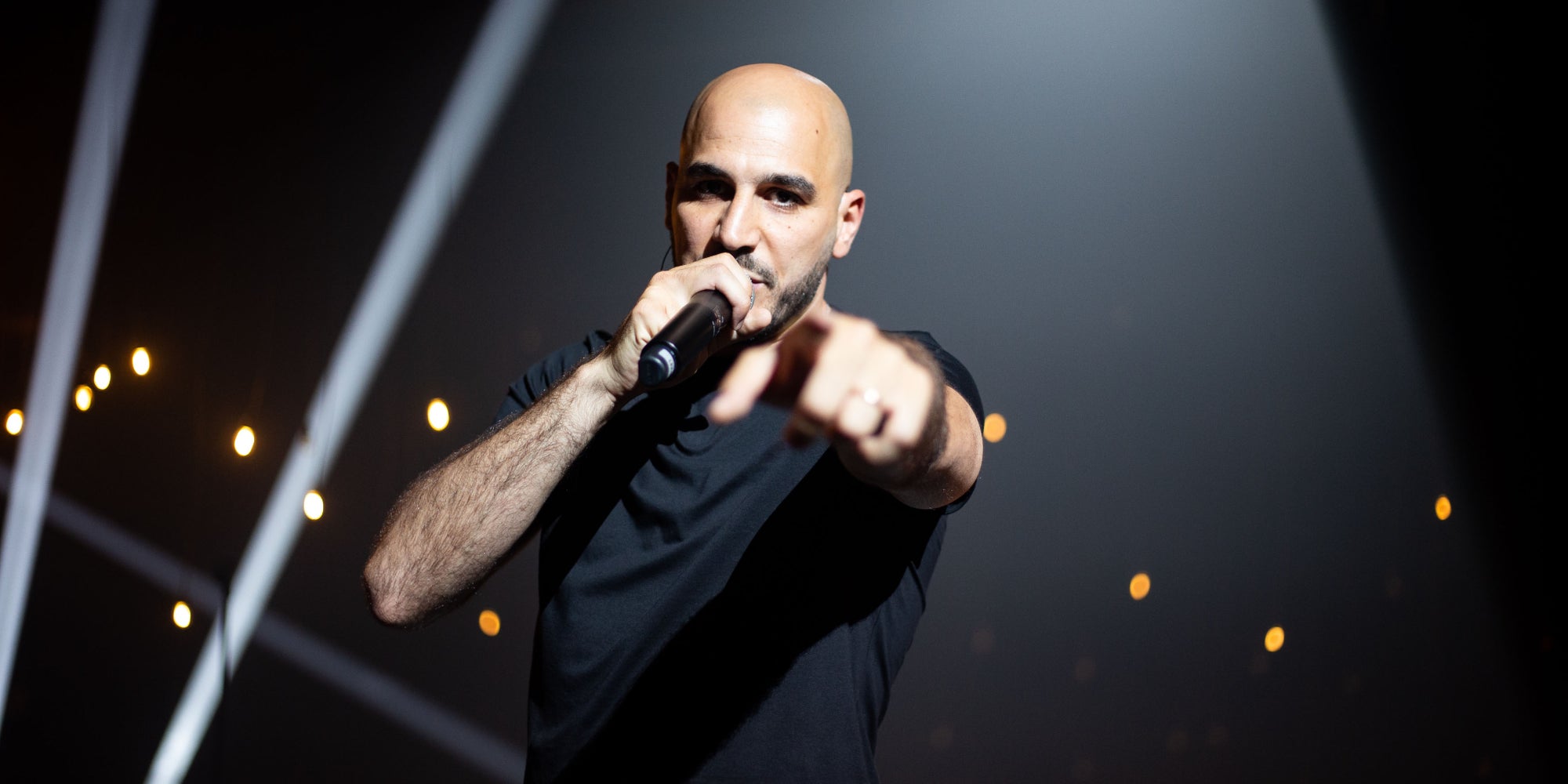 Mehdi Djaadi raconte son histoire avec humour dans "Coming Out". 