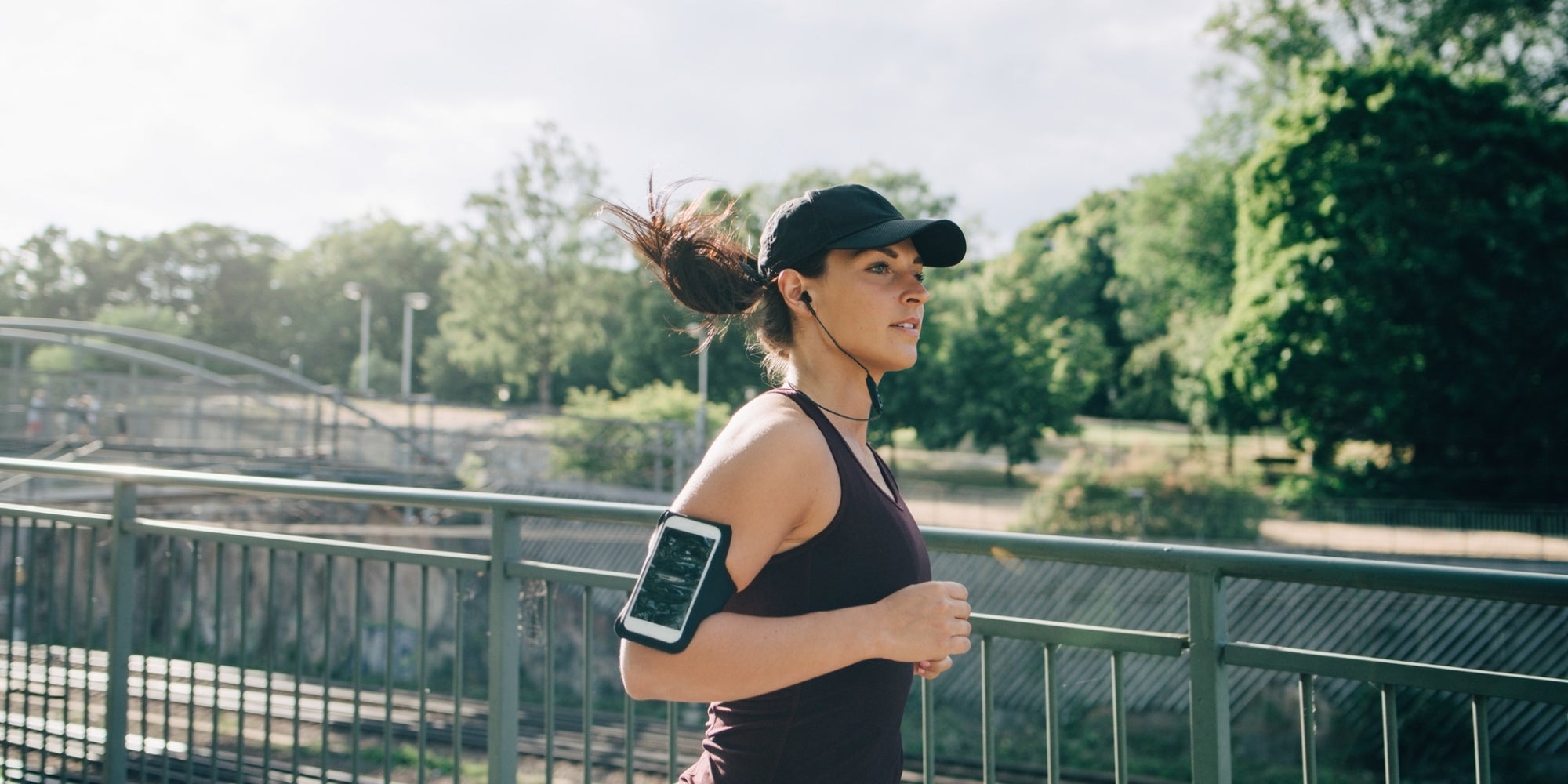 Courir son portable à la main ou dans un brassard peut créer un déséquilibre. 