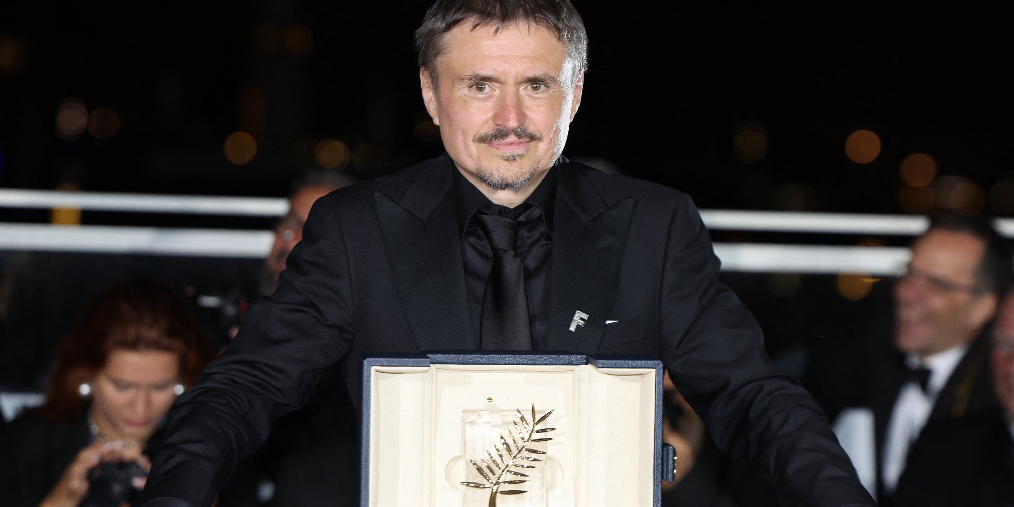 Cristian Mungiu avec sa Palme d'or pour le film "Fjord", lors de la cérémonie de clôture de la 79e édition du Festival de Cannes.